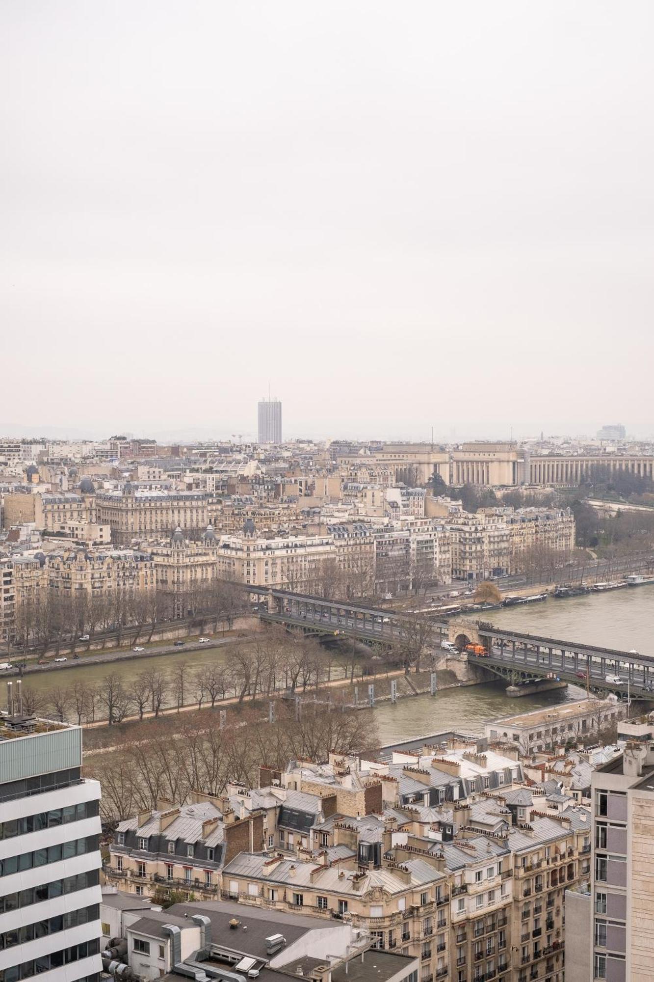 Veeve - Eiffel Skies * Paris