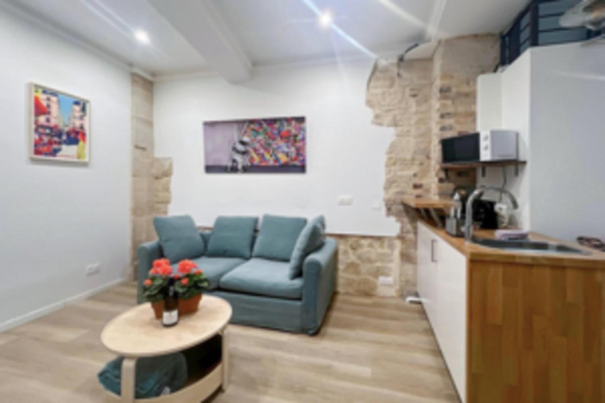Ideally Located And Atypical In Appartement *