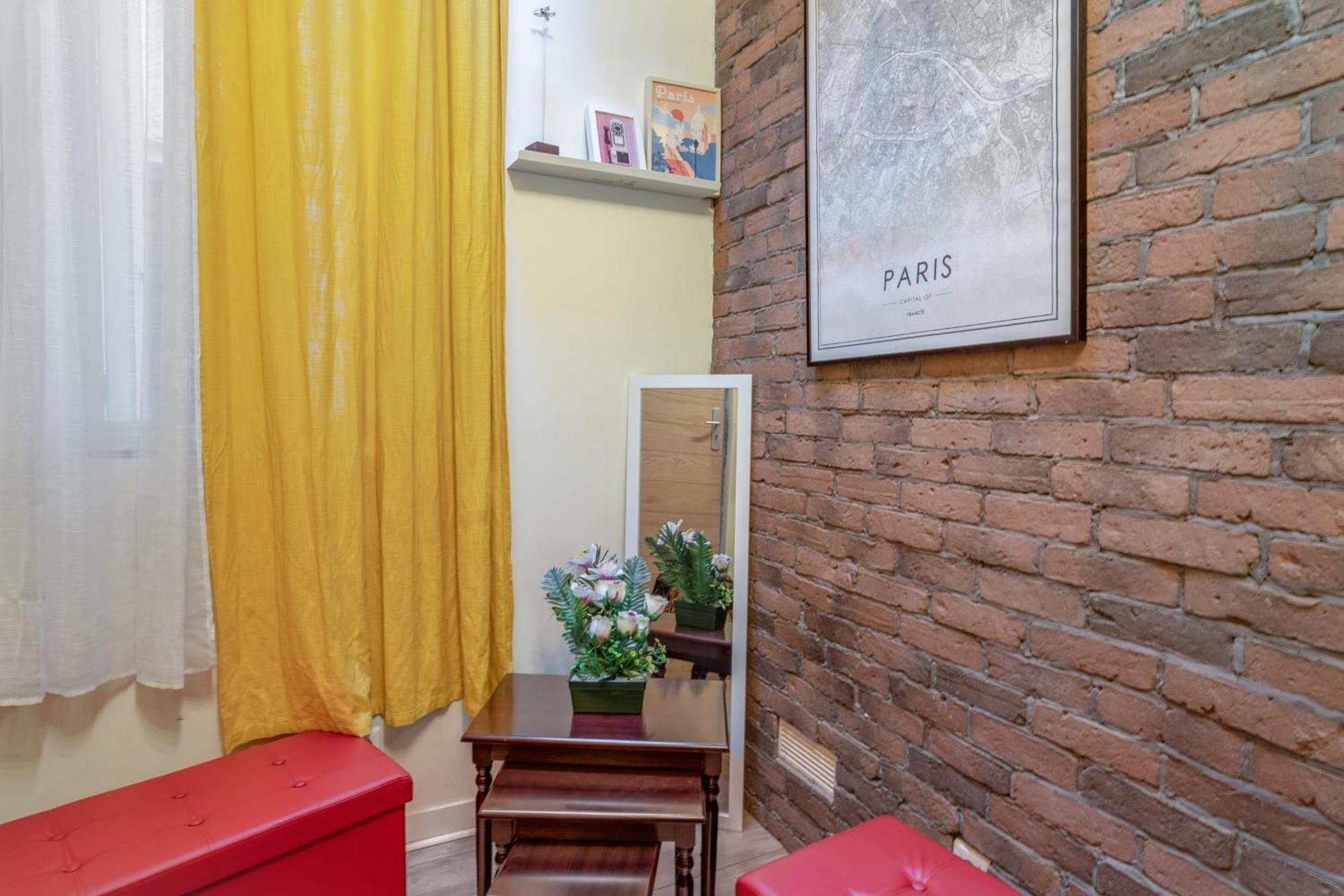 Charming Industrial-style Studio Just Nearby Montmartre In - Welkeys Paris