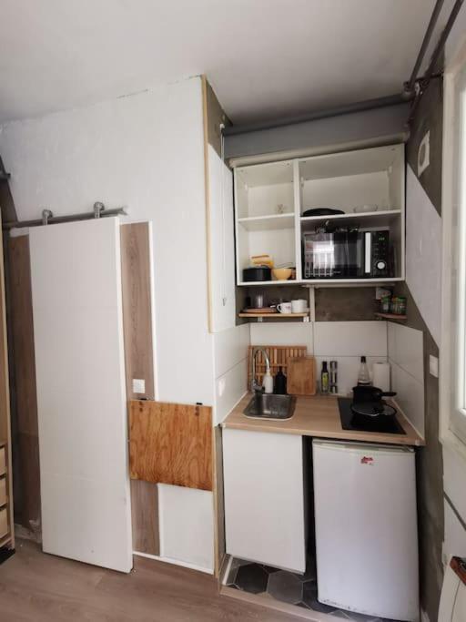 A Nice Little Studio In The Beautiful Paris. Apartment