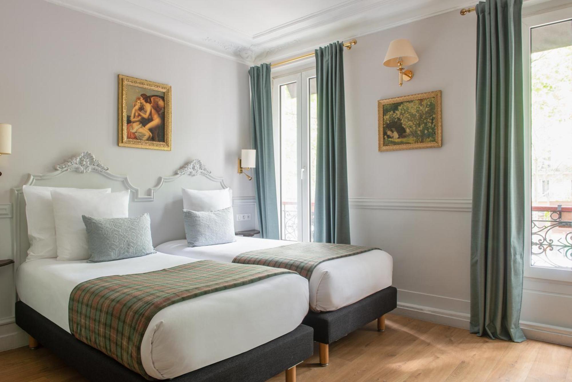 Hotel De La Porte Doree 3*