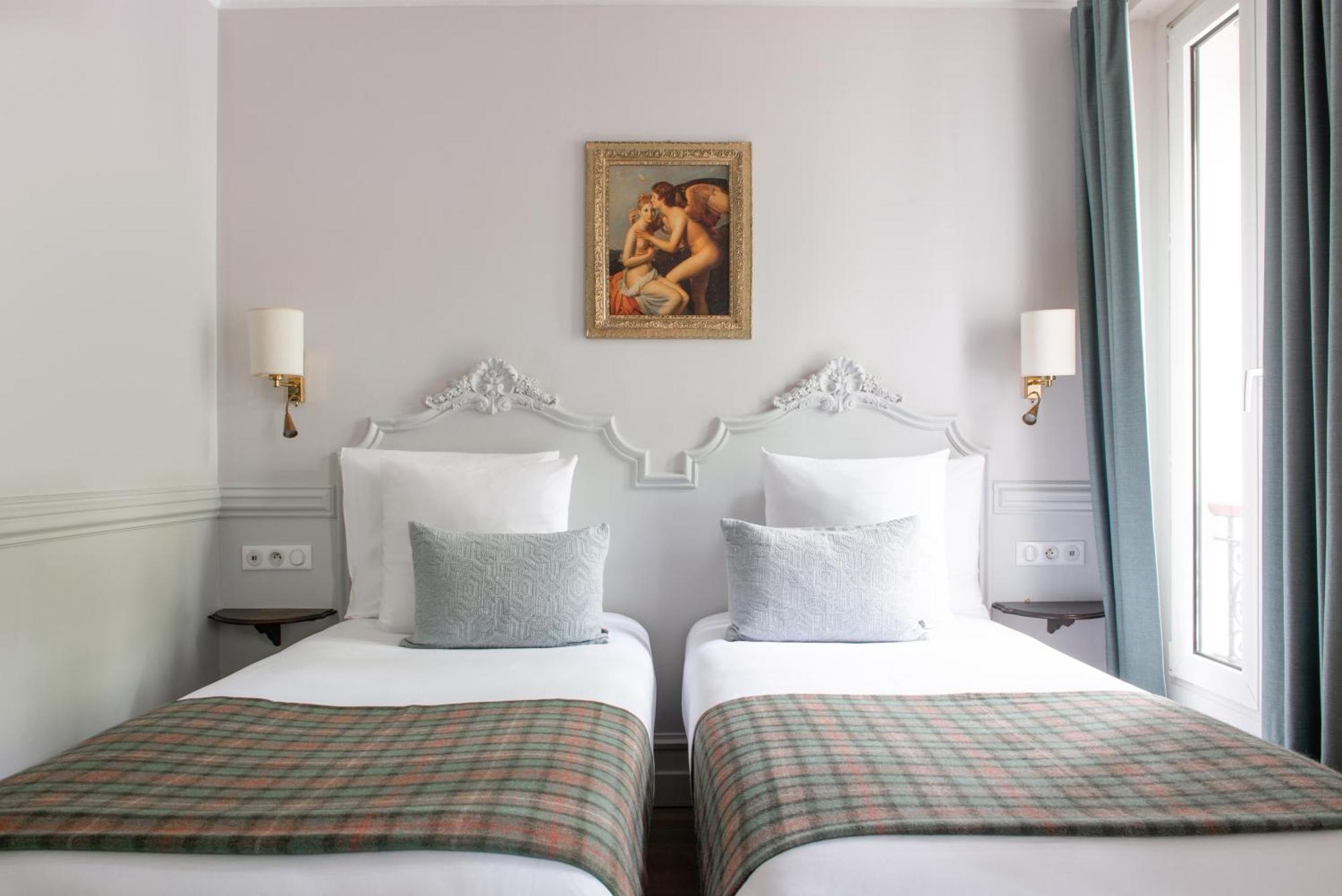 Hotel De La Porte Doree 3*