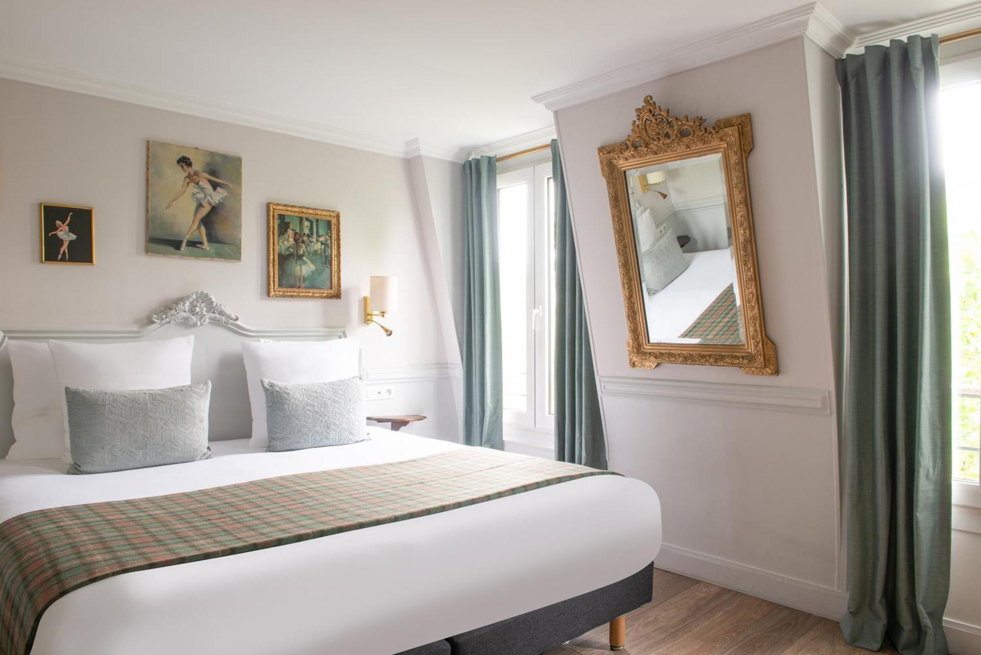 Hotel De La Porte Doree 3*
