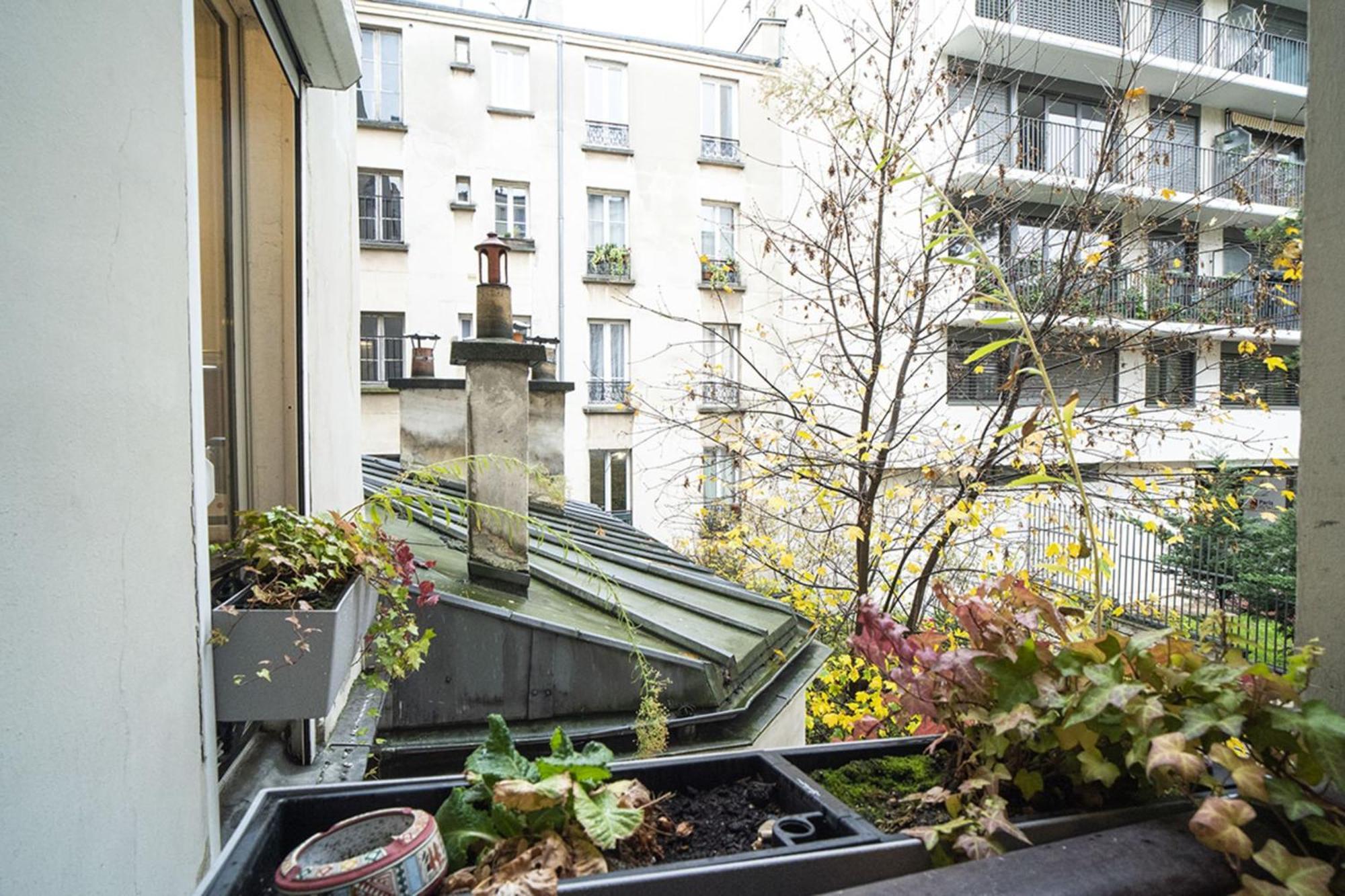 Pretty 36 M Near Buttes-chaumont Paris