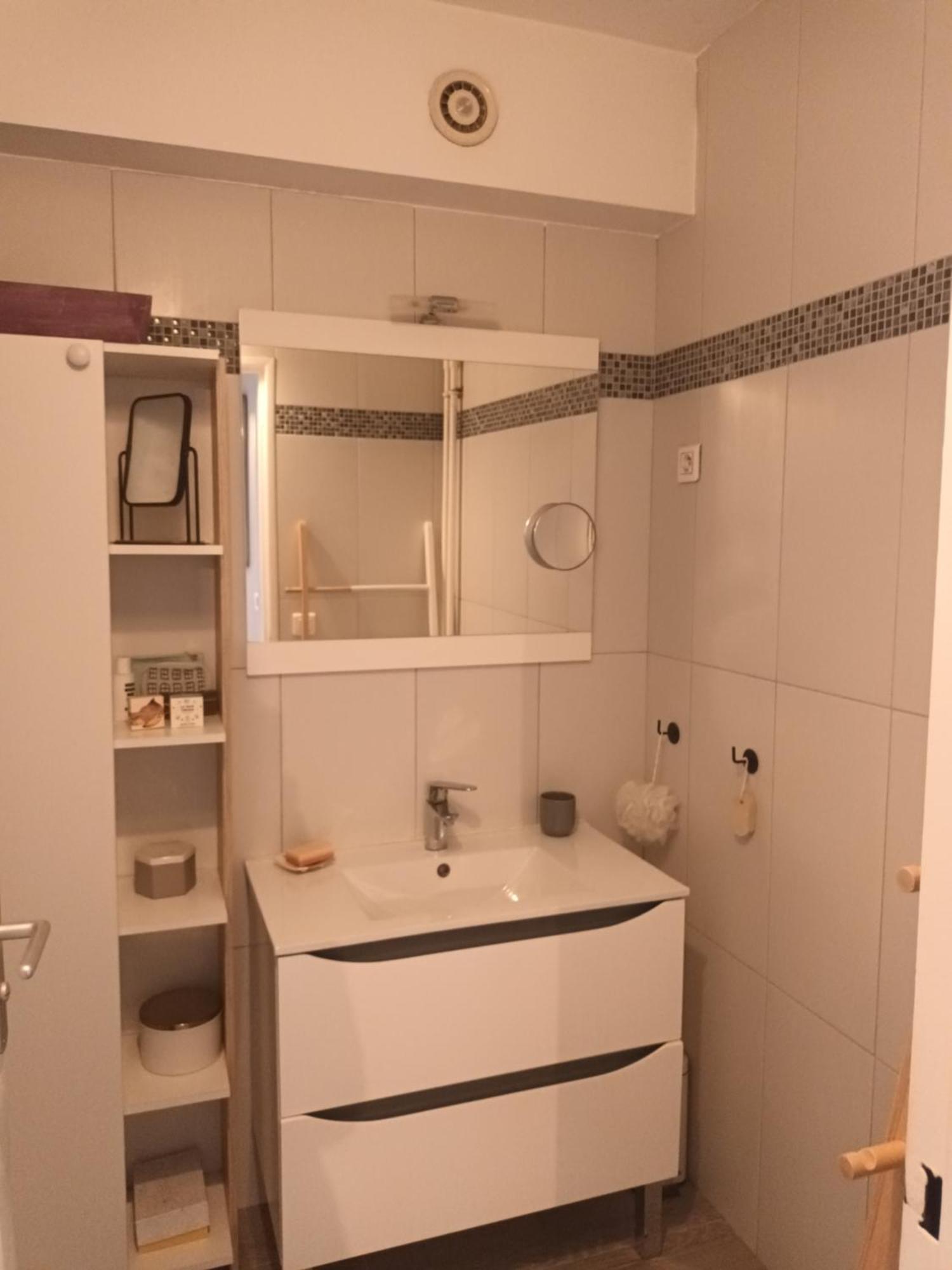 Sunny Flat In Apartment *