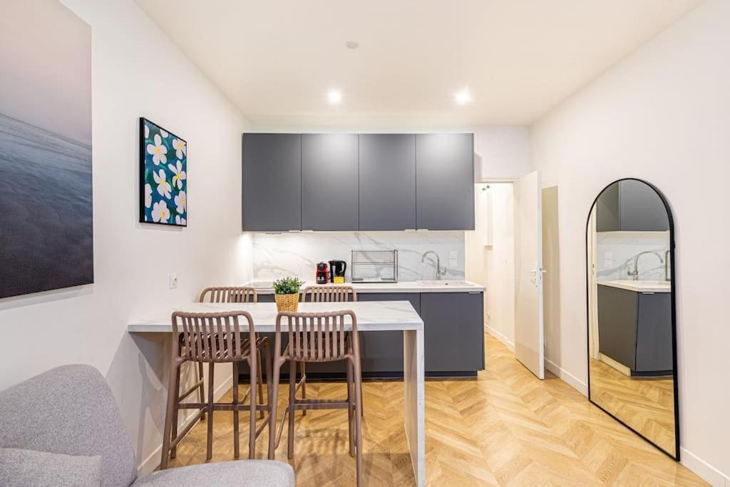 Moderne Pour 4 Proche Arc De Triomphe Apartment Paris