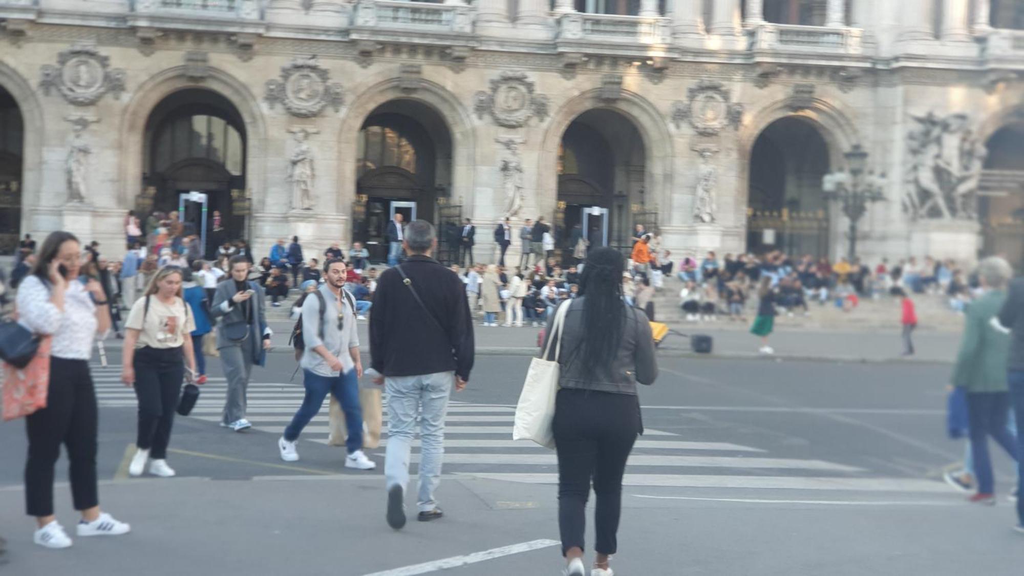 Stuning Place ,gare Montparnasse ,center ,front Of Metro Paris
