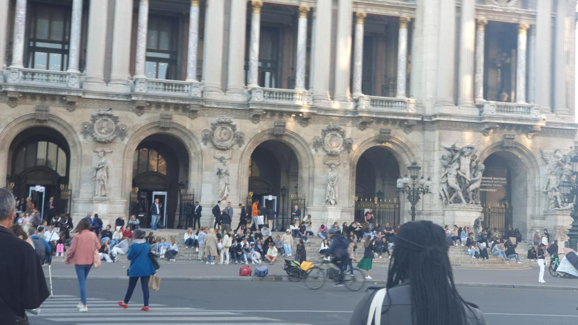 Stuning Place ,gare Montparnasse ,center ,front Of Metro Homestay *