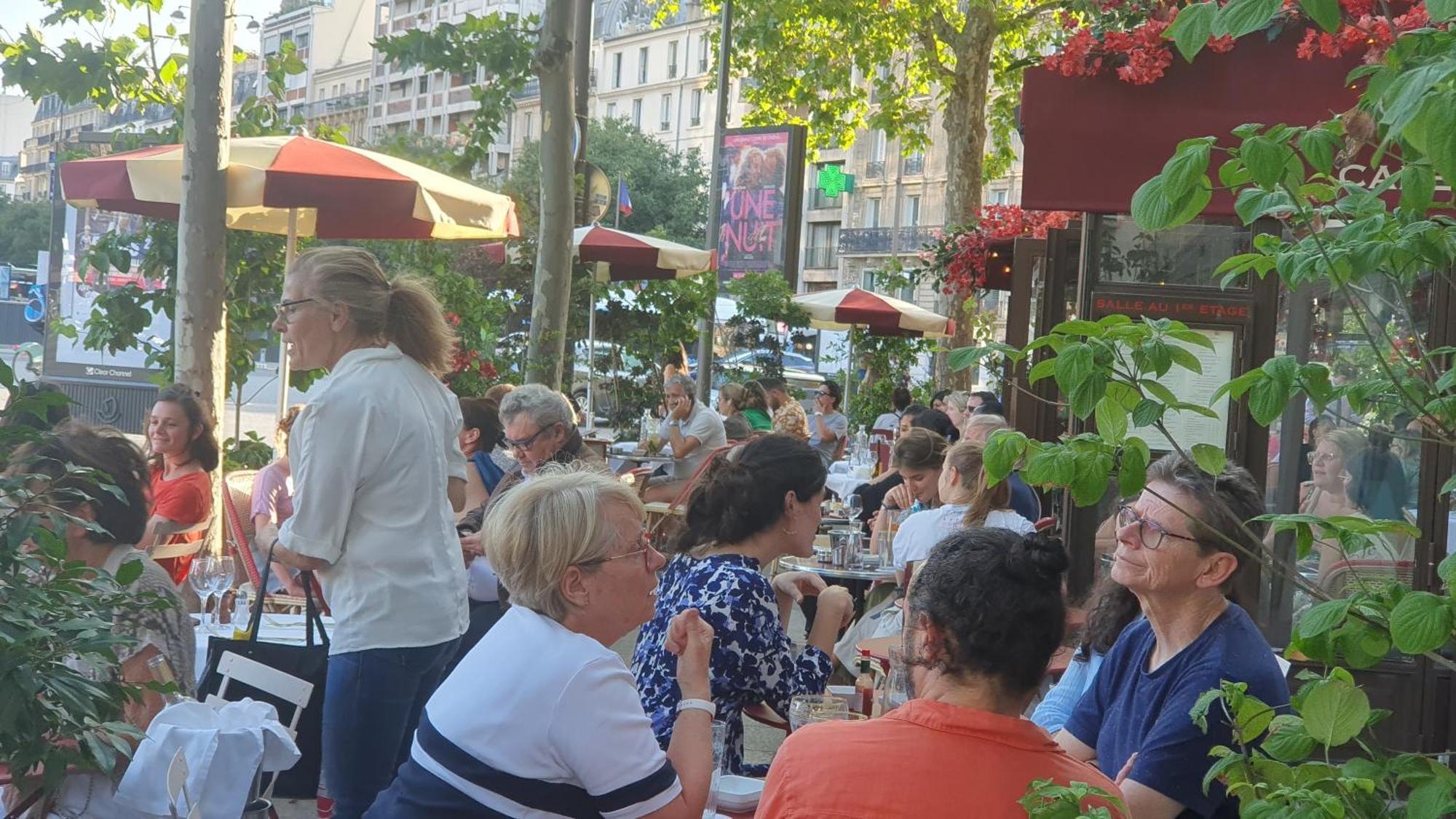 Stuning Place ,gare Montparnasse ,center ,front Of Metro Homestay *