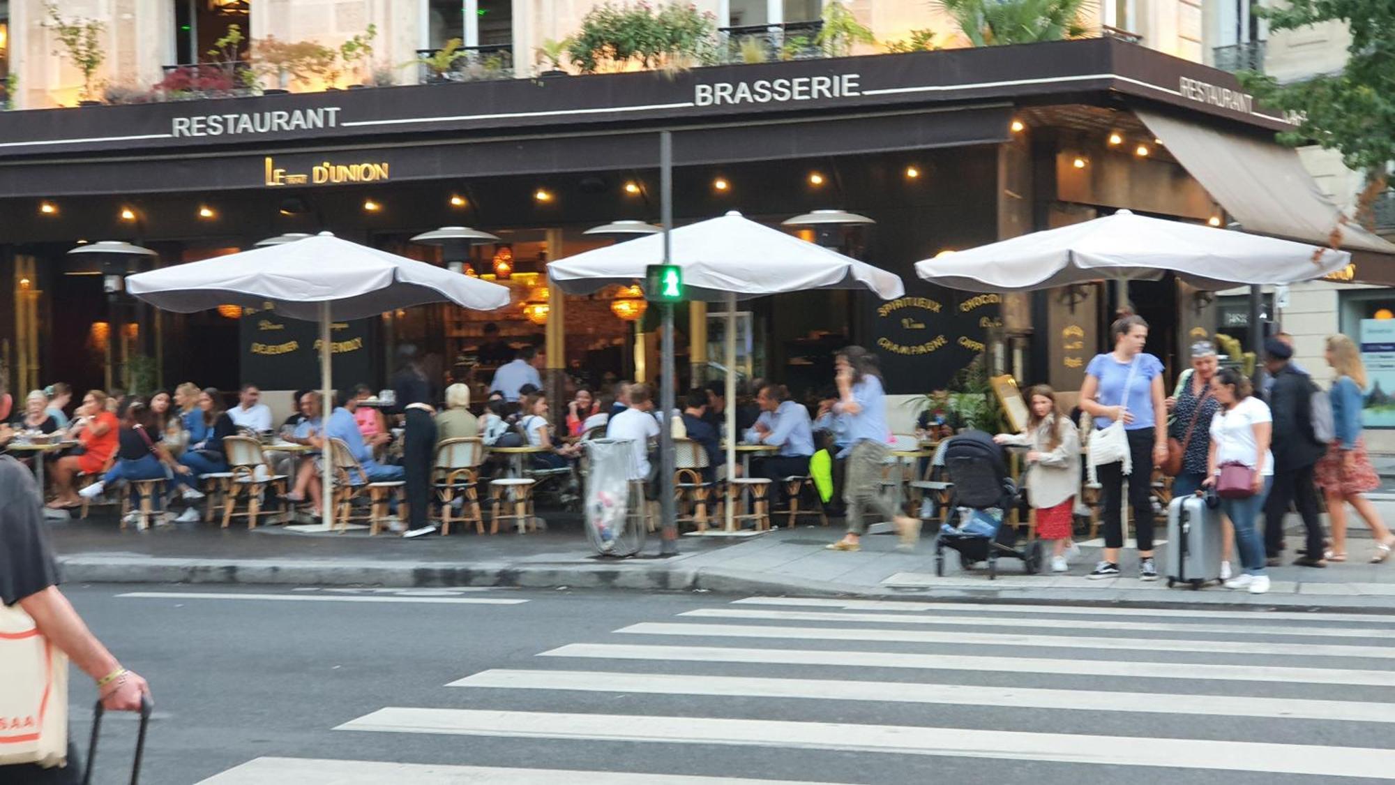 Stuning Place ,gare Montparnasse ,center ,front Of Metro Paris