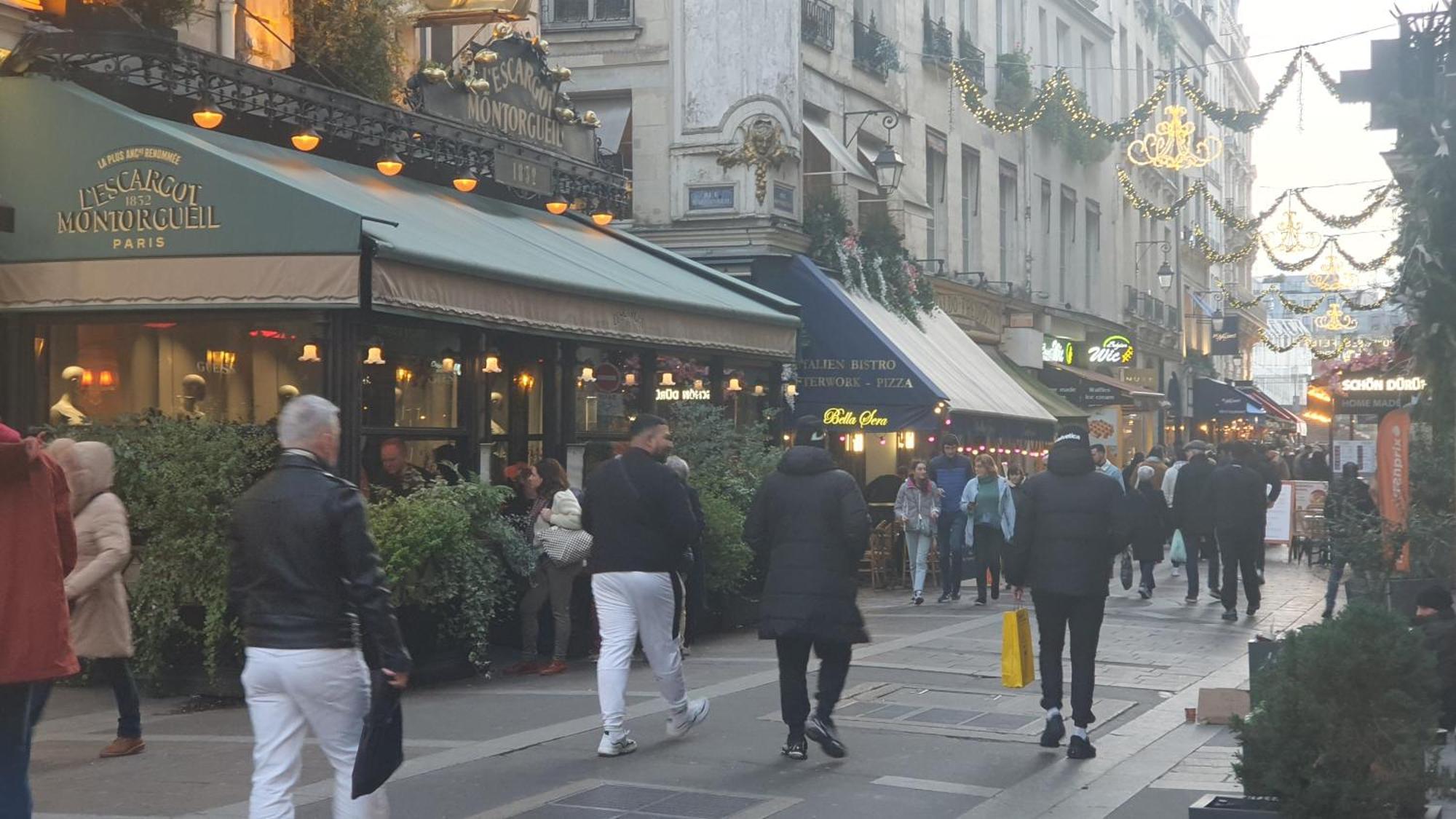 Stuning Place ,gare Montparnasse ,center ,front Of Metro Homestay Paris