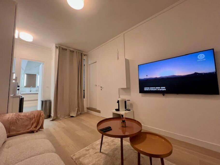 Apartment Rent A - Daguerre Paris