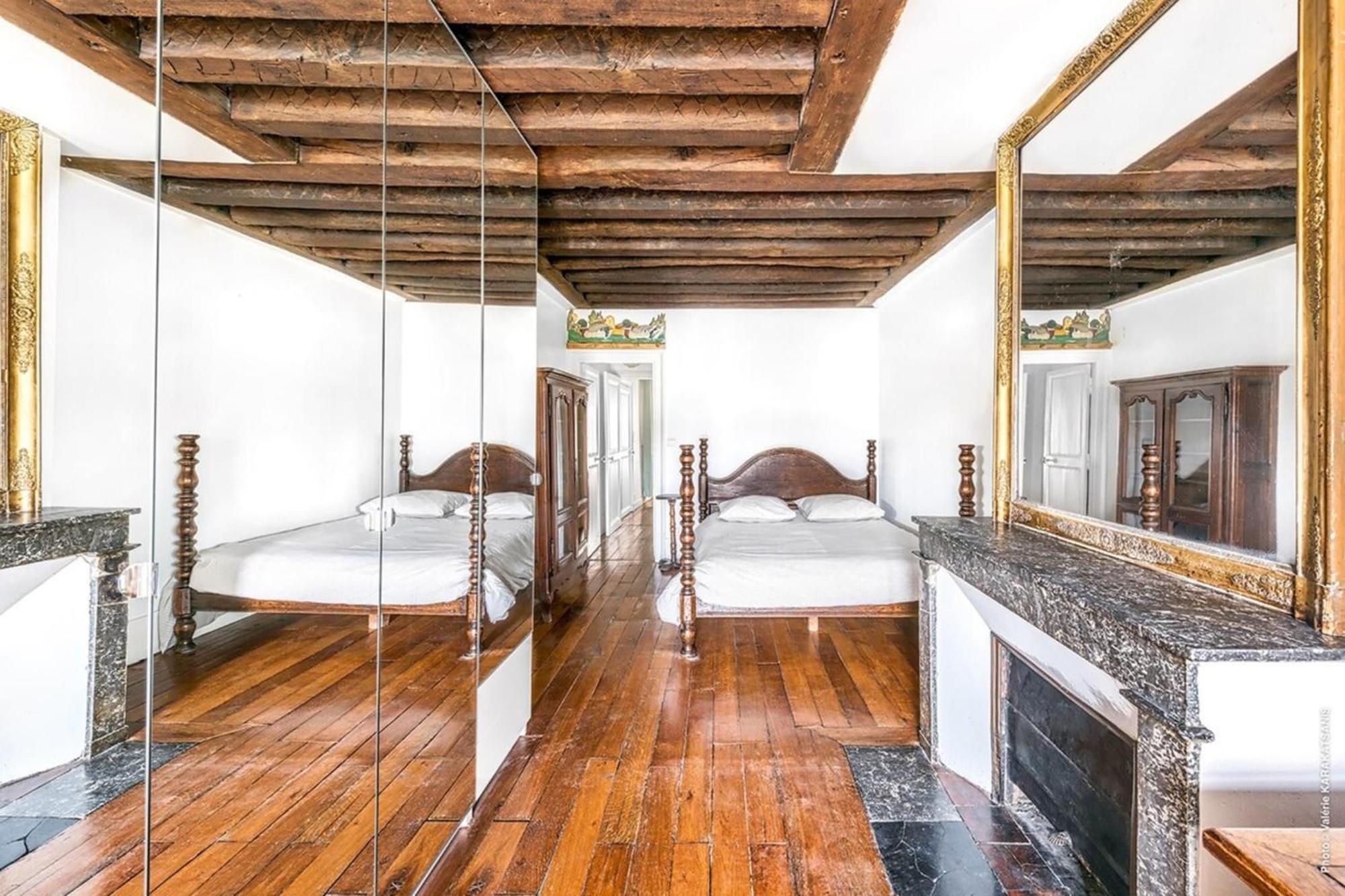 Ile Saint Louis - Quai D'orleans 2bdr By B'your Apartment *