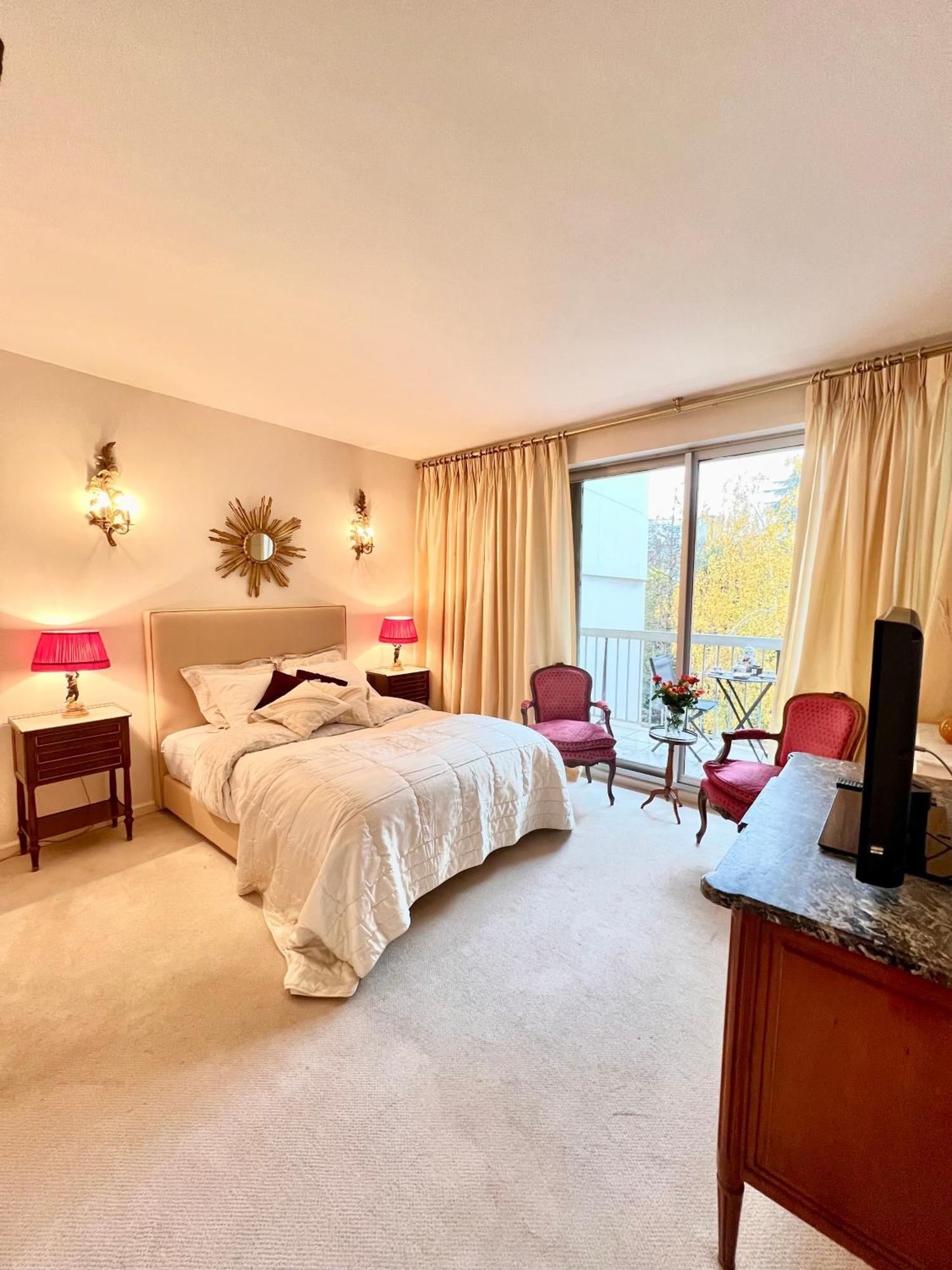 Luxury Apartment *