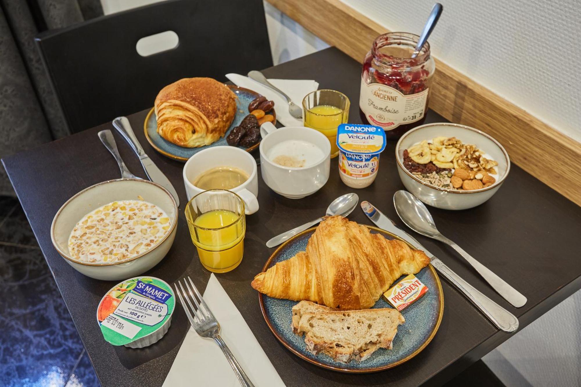 Hotel Hipotel Buttes Chaumont Belleville Paris