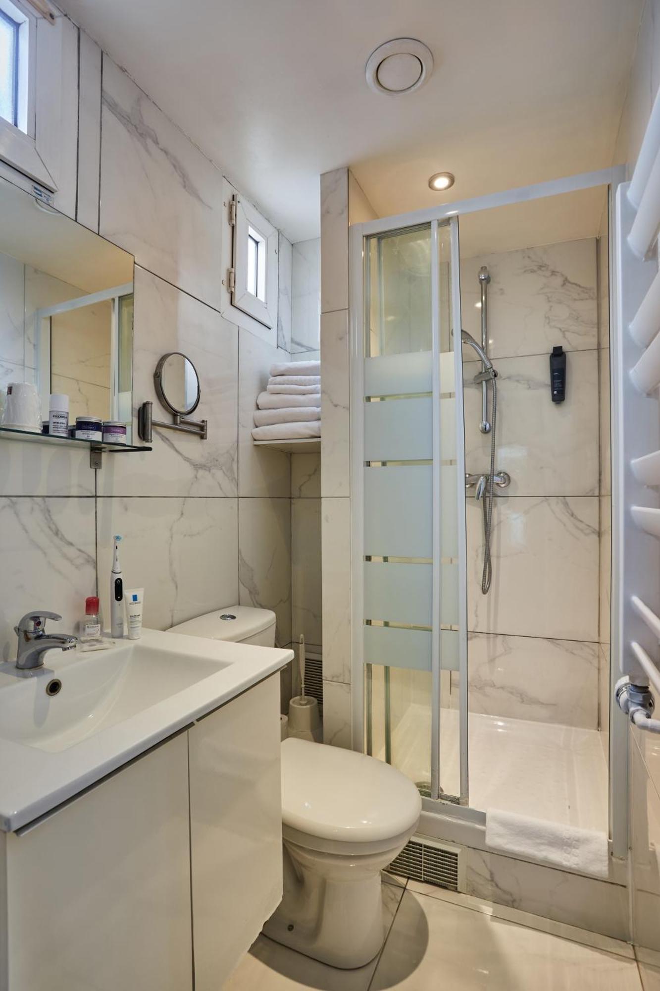 Hipotel Buttes Chaumont Belleville Hotel 3*