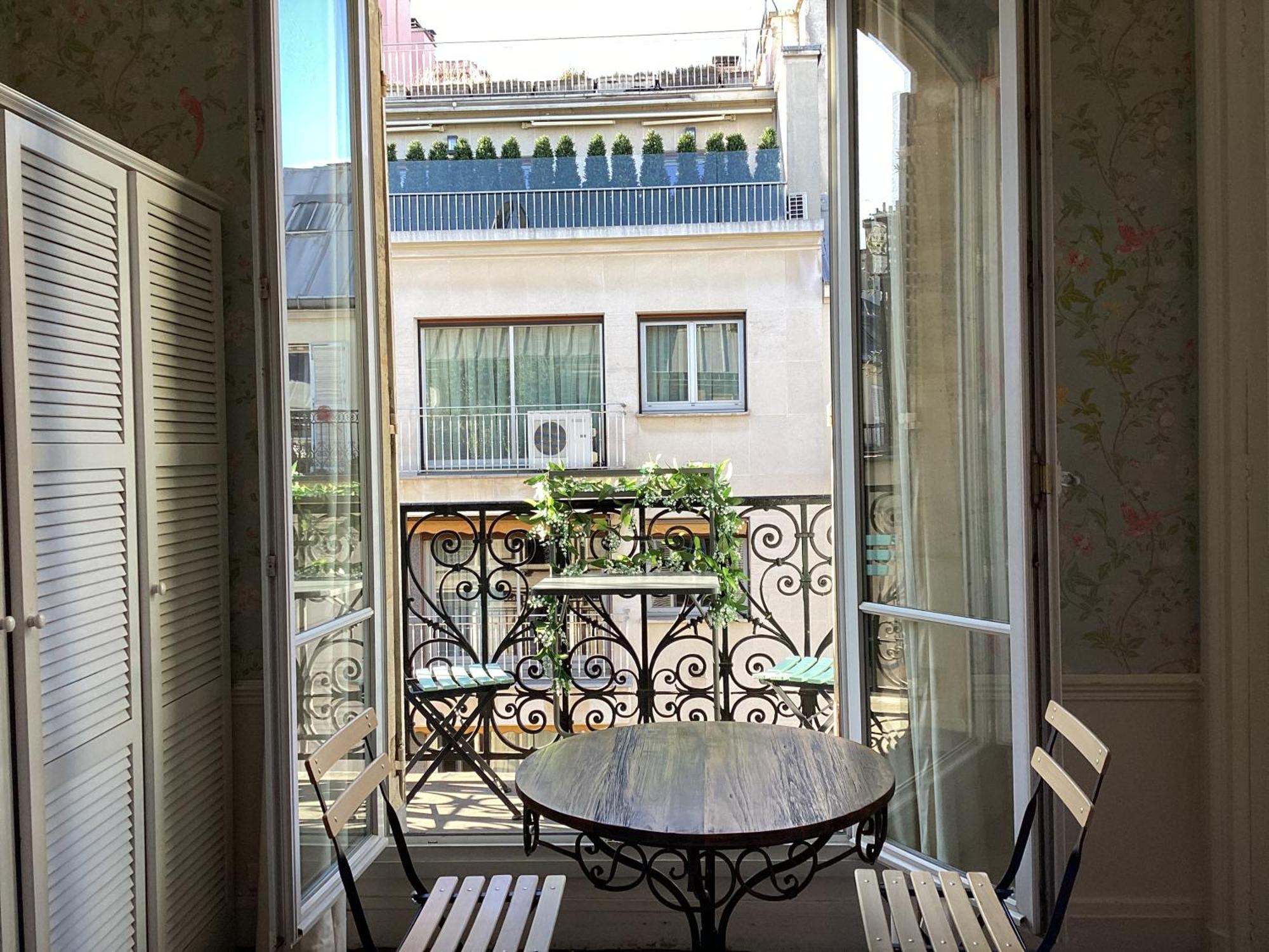 Quartier Champs-elysees Bed & Breakfast Paris