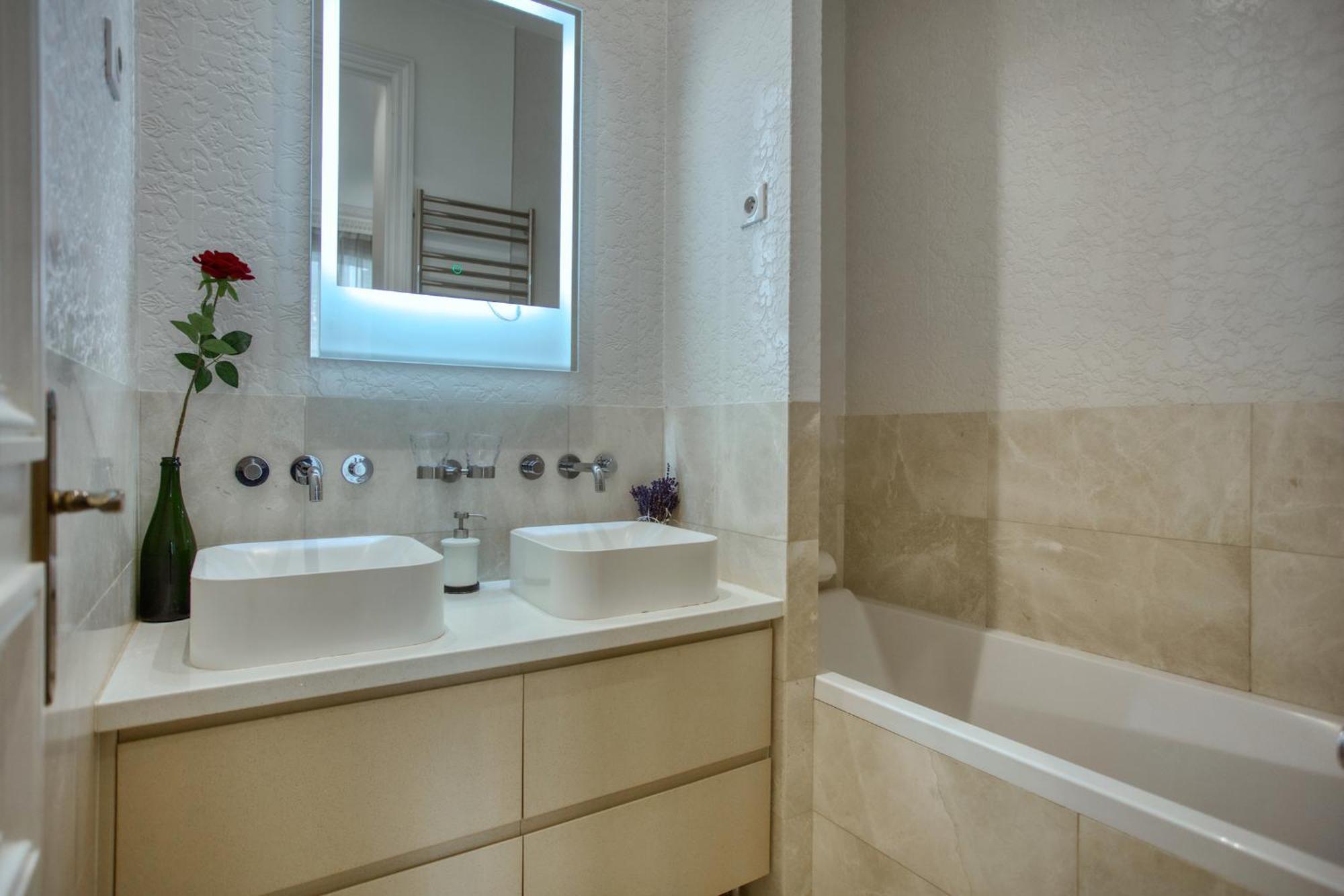 Luxueux 200m2 5ch Champs Elysees A 1min Perle Rare Apartment