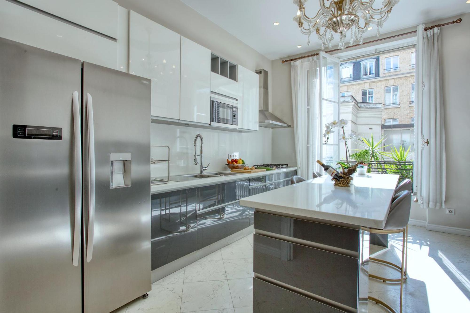 Luxueux 200m2 5ch Champs Elysees A 1min Perle Rare Apartment