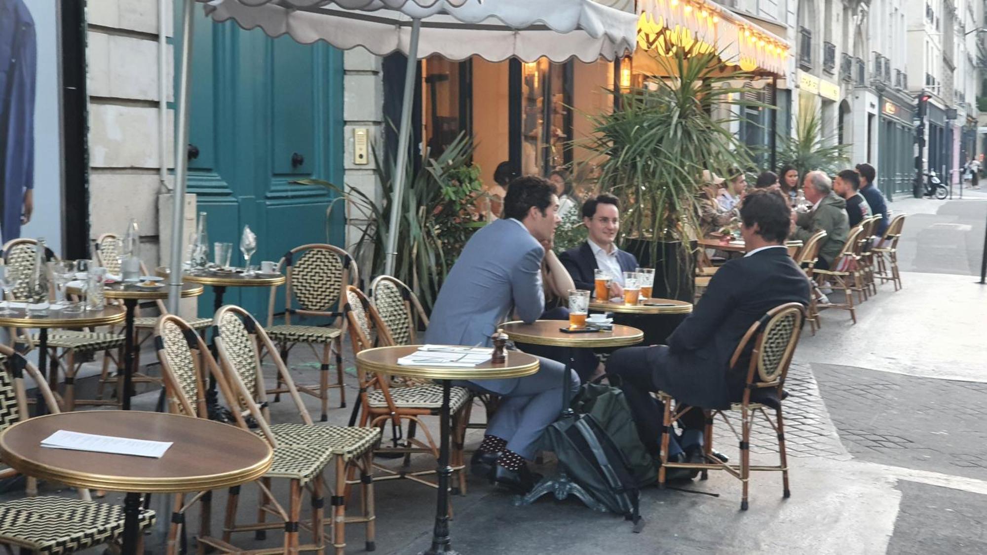 Homestay Stuning Place ,gare Montparnasse ,center ,front Of Metro