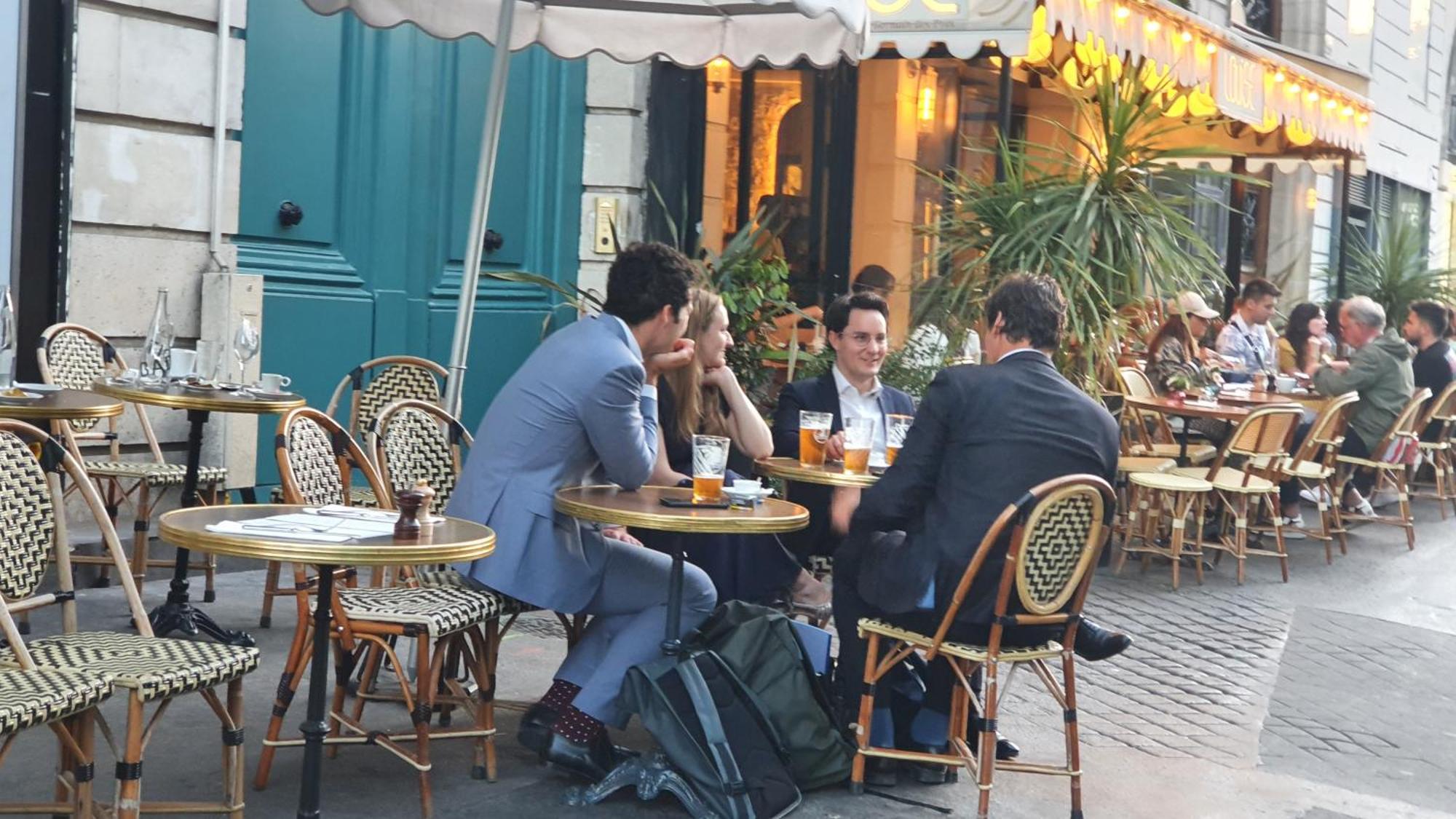 Homestay Stuning Place ,gare Montparnasse ,center ,front Of Metro