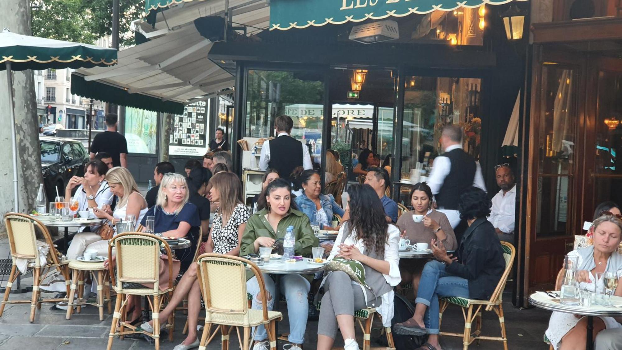 Stuning Place ,gare Montparnasse ,center ,front Of Metro Homestay