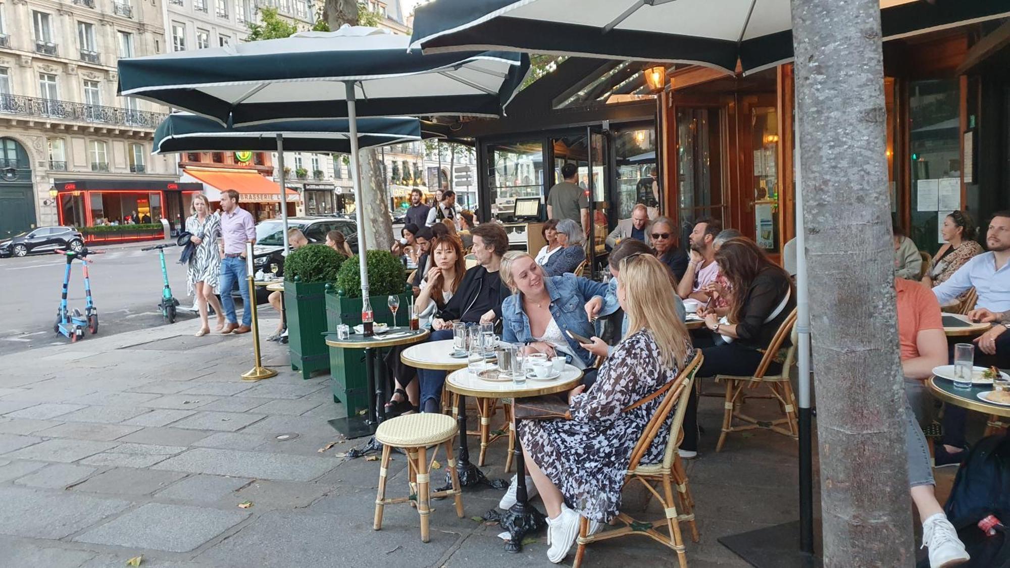Stuning Place ,gare Montparnasse ,center ,front Of Metro Homestay *