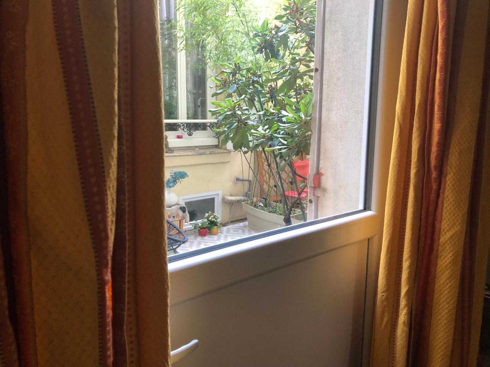 Apartment Guesthouse Familial Pour 1 A 5 Personnes De 42M2-Rez De Chaussee-Vues Sur Rue Et Patio Prive Ombrage - Sejour,Chambre Separee,Cuisine,Salle De Bain,Lit Double Et 2 Canapes Lits Depliant - Entree Cote Rue Berzelius-5 Minutes Du Metro Brocante ,Bus 31, *