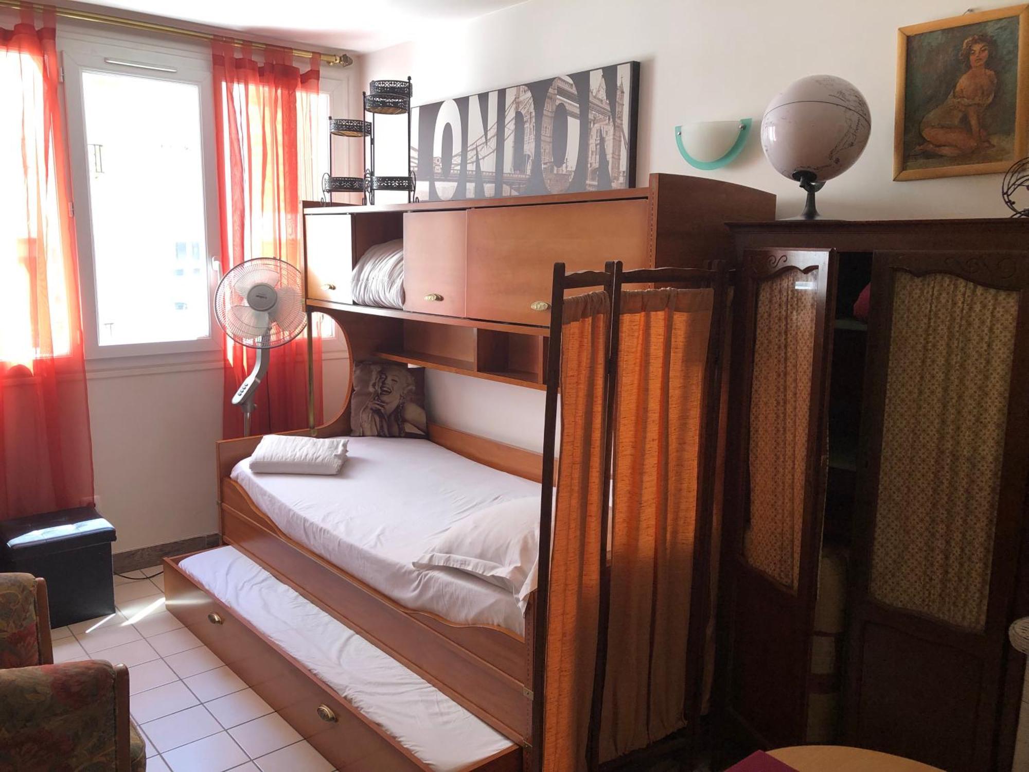 Appartement Métro Pigalle,garçonnière 25 M2, 3 Per, Cabarets Théâtres,restaurants,tout Confort *