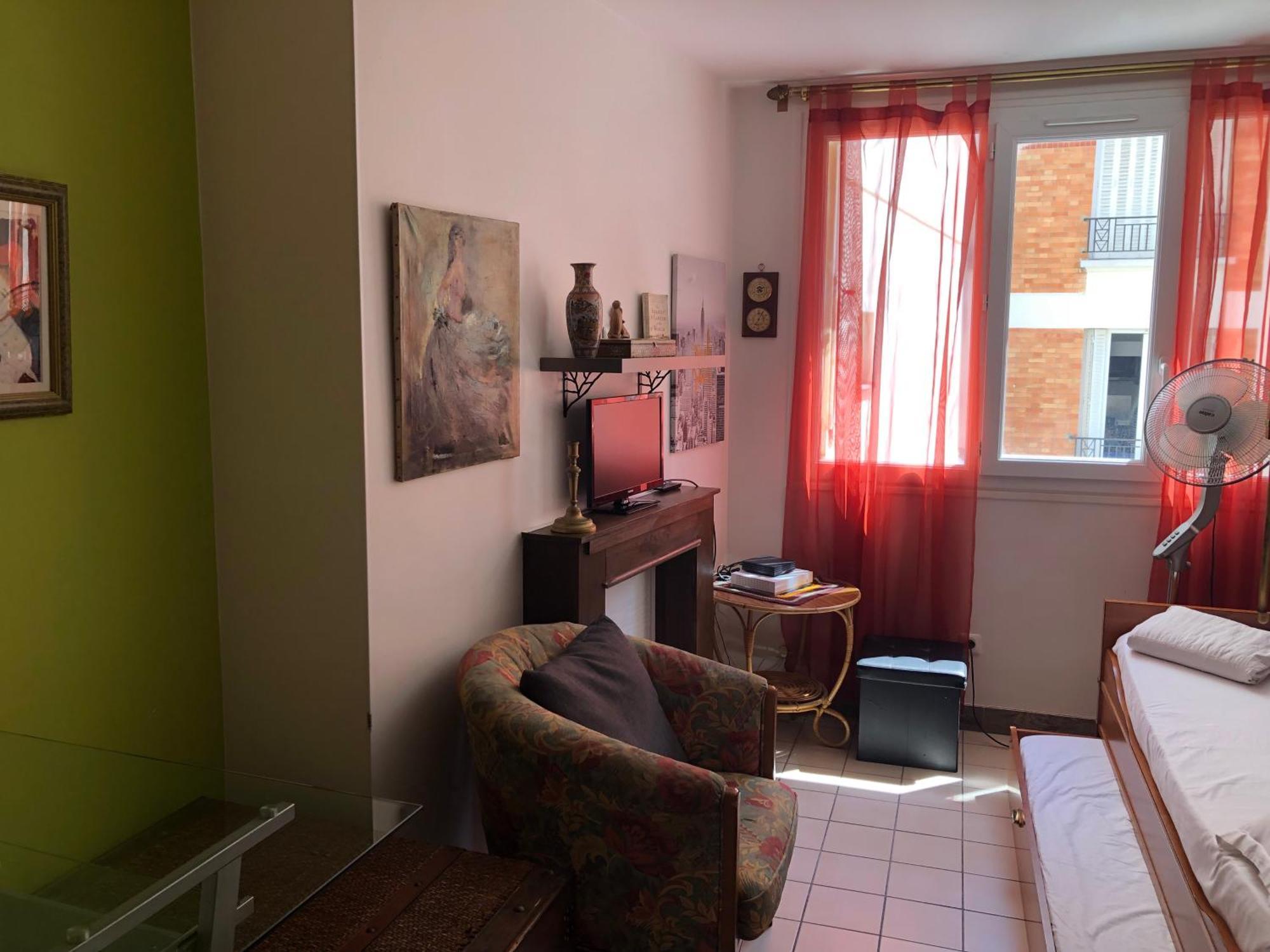 Appartement Métro Pigalle,garçonnière 25 M2, 3 Per, Cabarets Théâtres,restaurants,tout Confort *