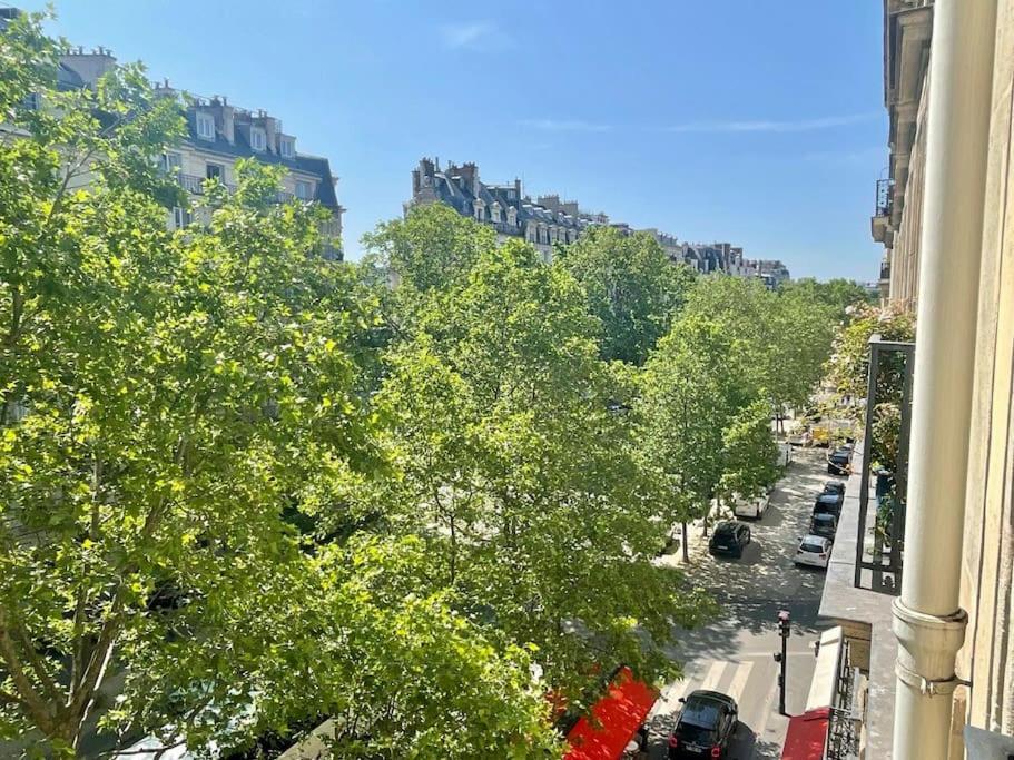 Gustave - Charming Eiffel Tower - *