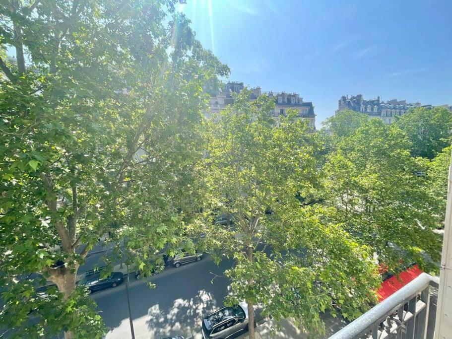 Gustave - Charming Eiffel Tower -
