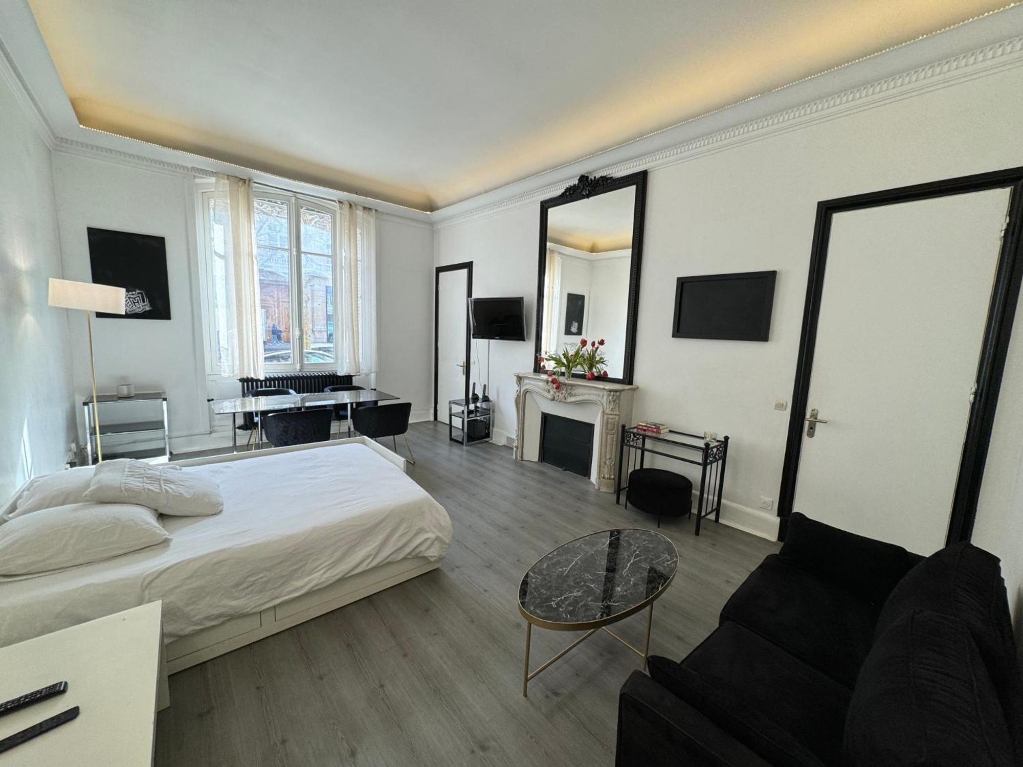 Apartment Luxe Champs Elysees & Trocadero Paris