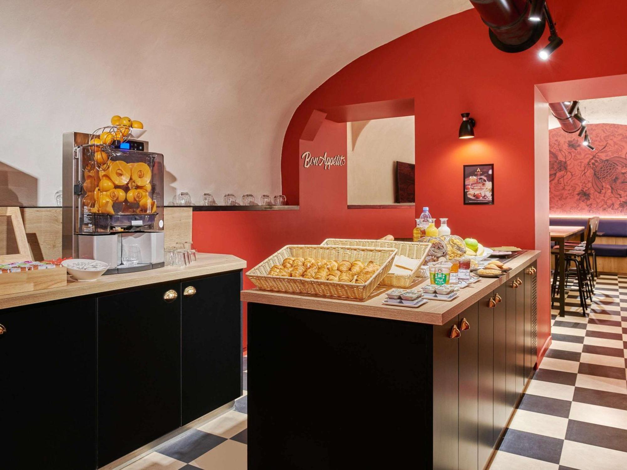 Ibis Styles Gare De L'est Magenta