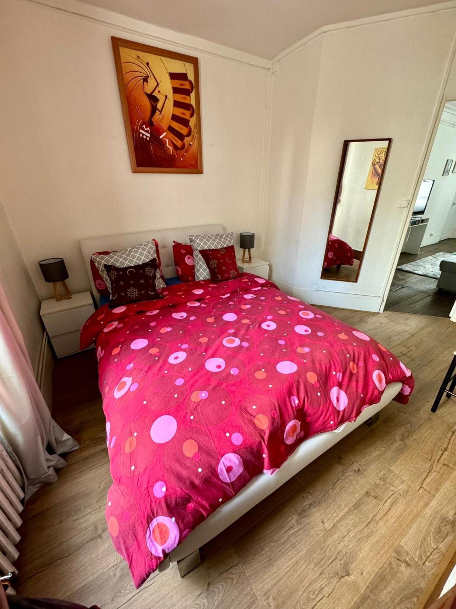 - 50m2 - Tour Eiffel Appartement *