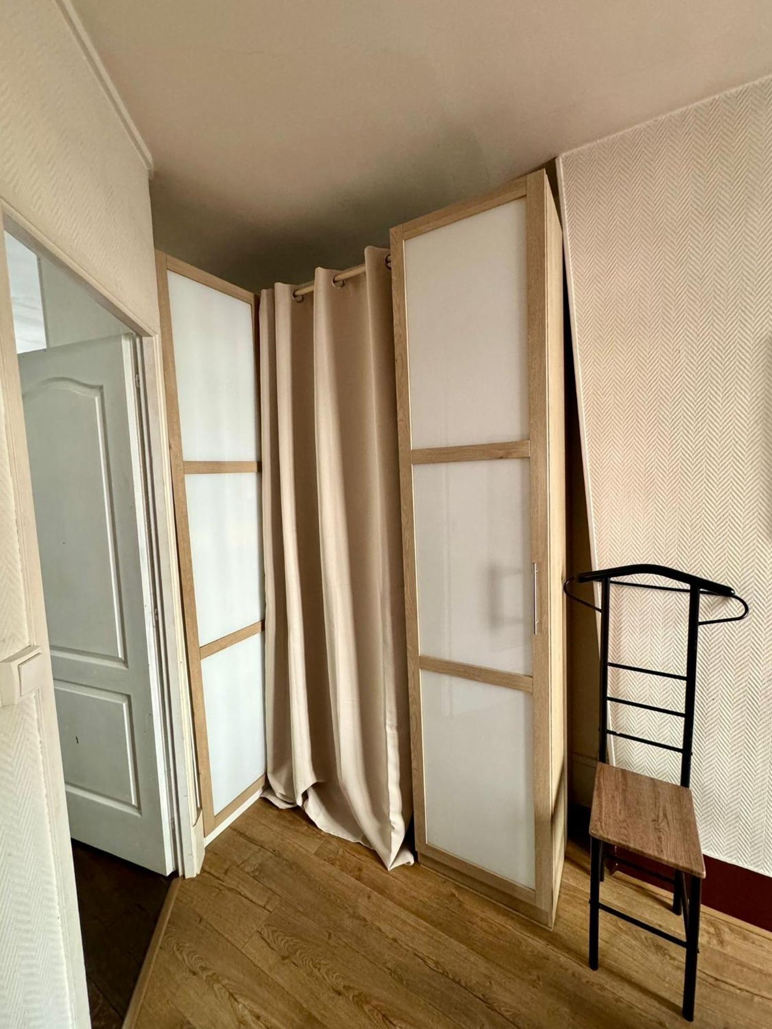 - 50m2 - Tour Eiffel Appartement