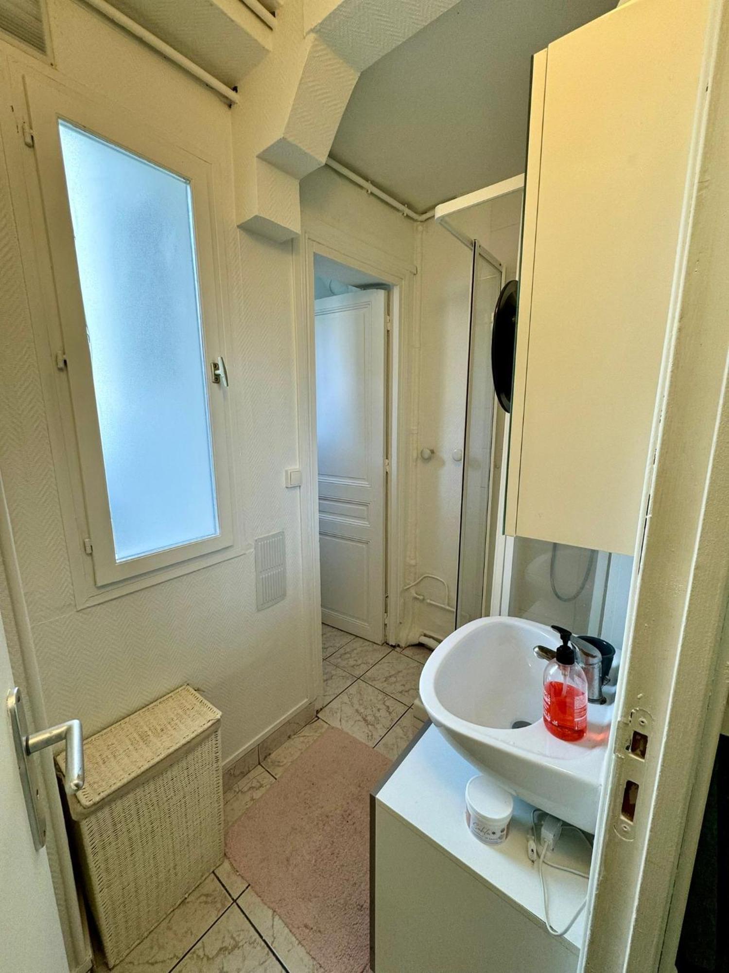 - 50m2 - Tour Eiffel Appartement *