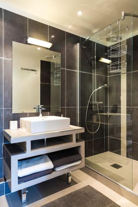 2 Bedrm Flat - Downtown - Near Commodities *