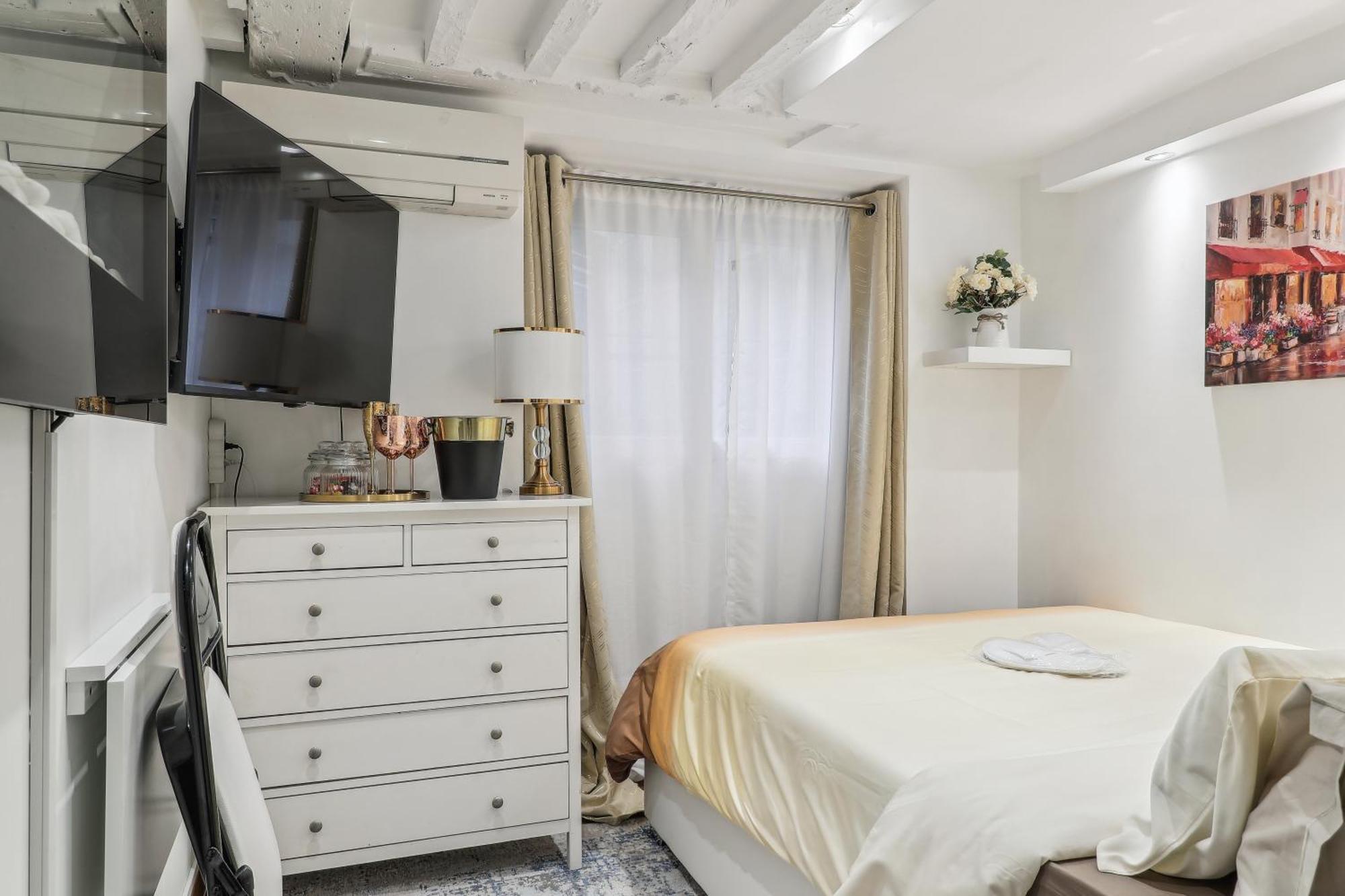 Bel Pres De Notre Dame De Lorette By Weekome Guest house