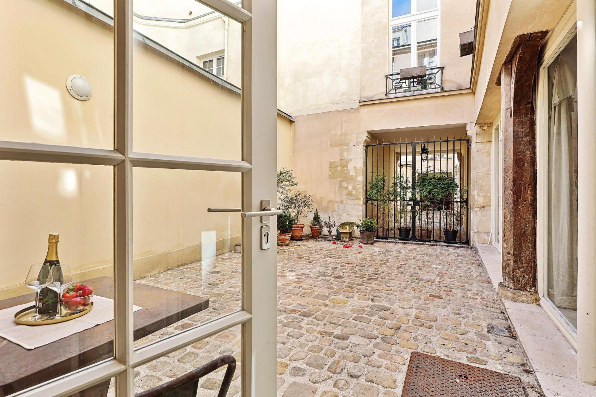 Apartment Le Marais & Place Des Vosges - Cityapartmentstay Paris