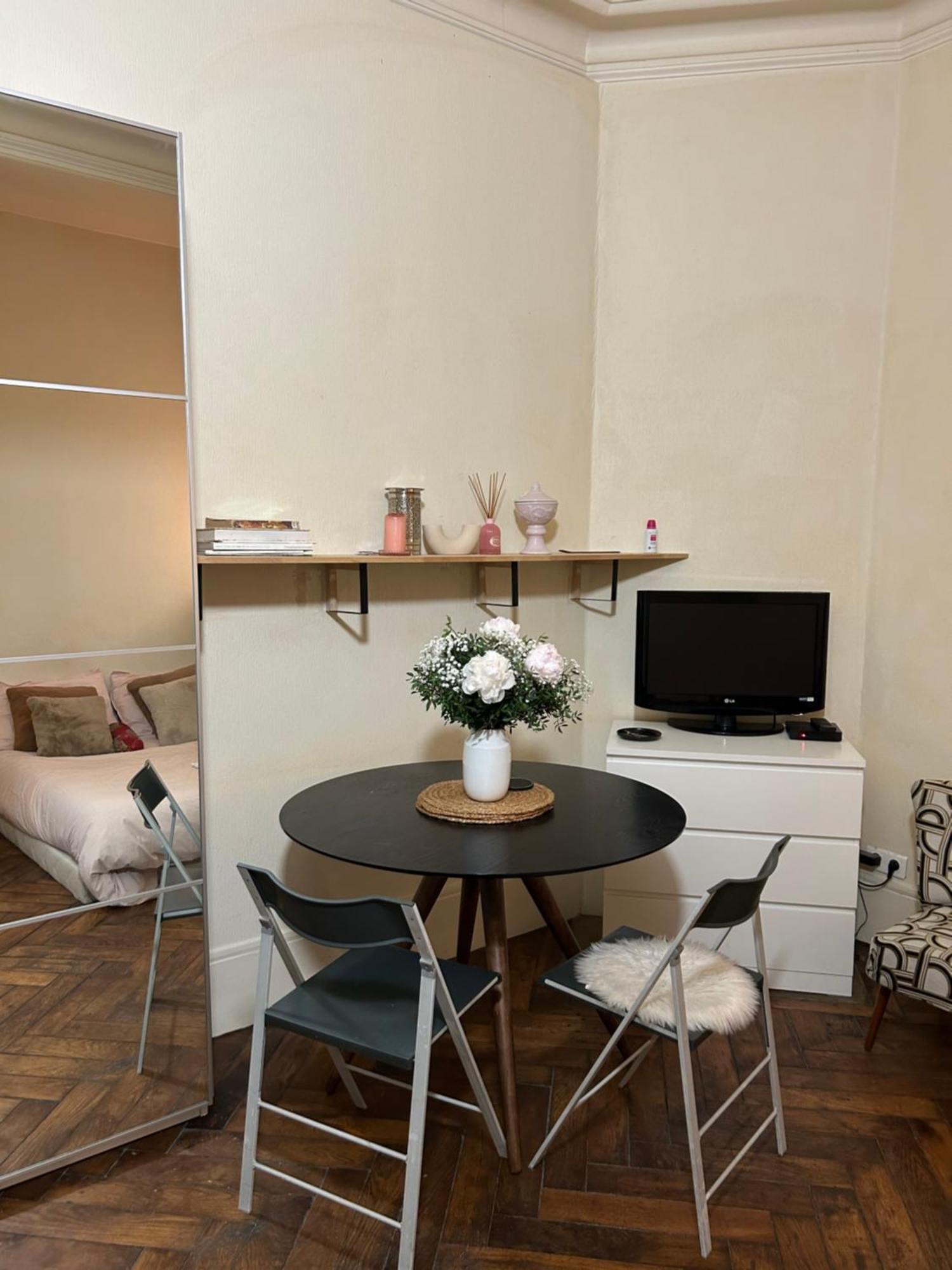 Typiquement Parisien Cosy Apartment Paris