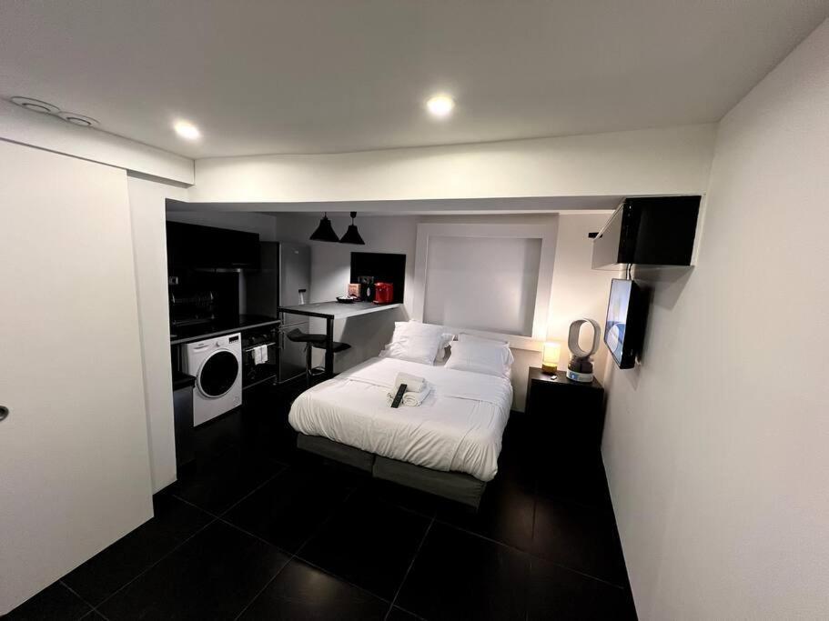 St Michel Studio Apartment