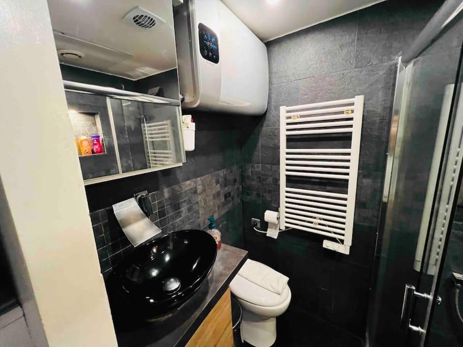 St Michel Studio Apartment *