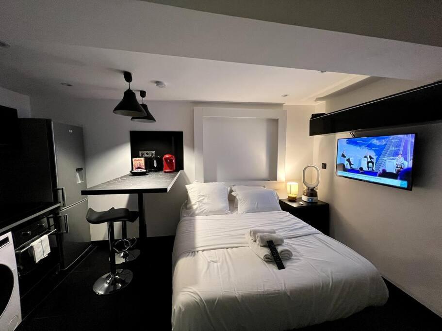 St Michel Studio Apartment