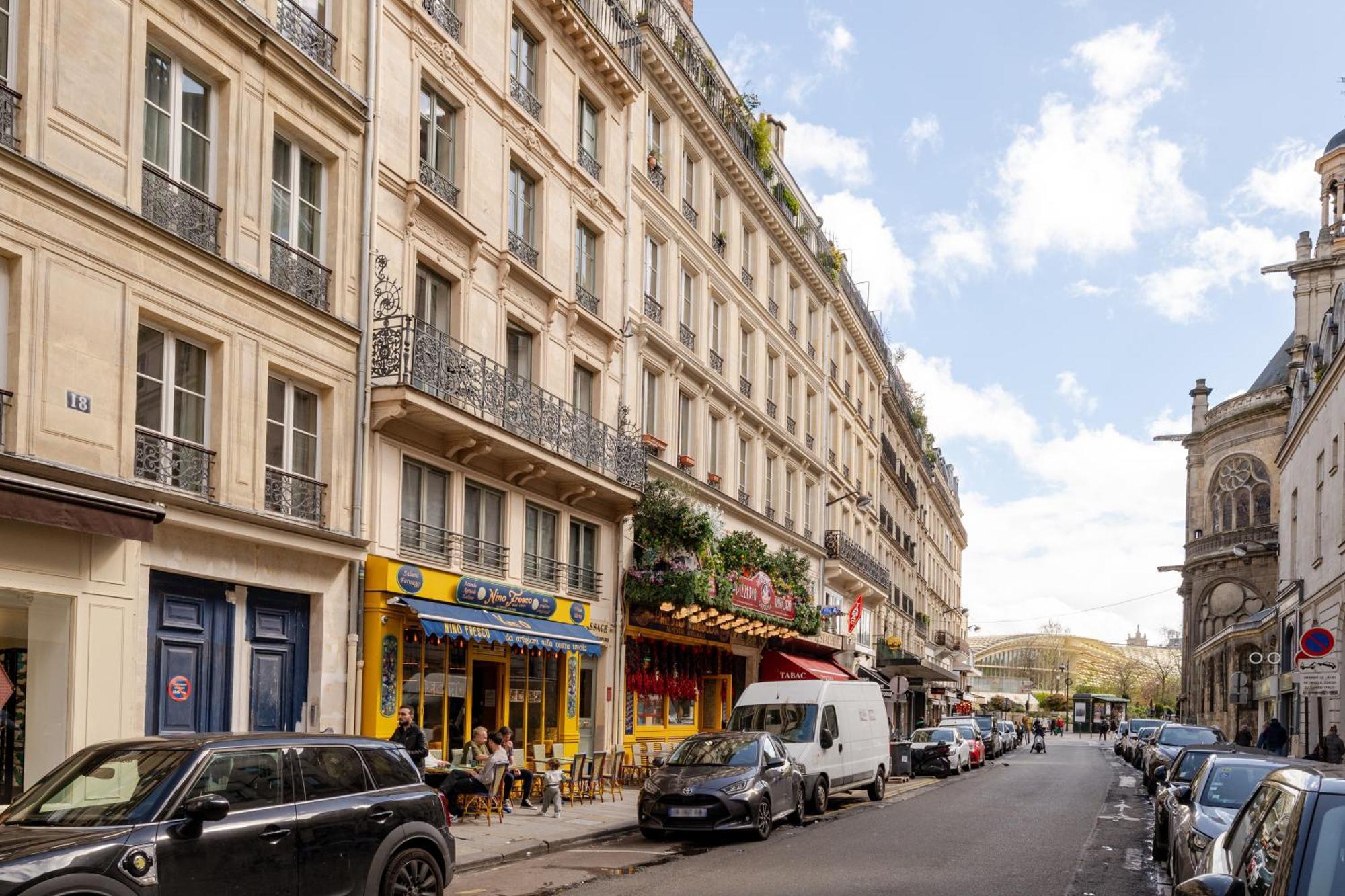 Superb Tiny House In Heart Of 1st! Paris