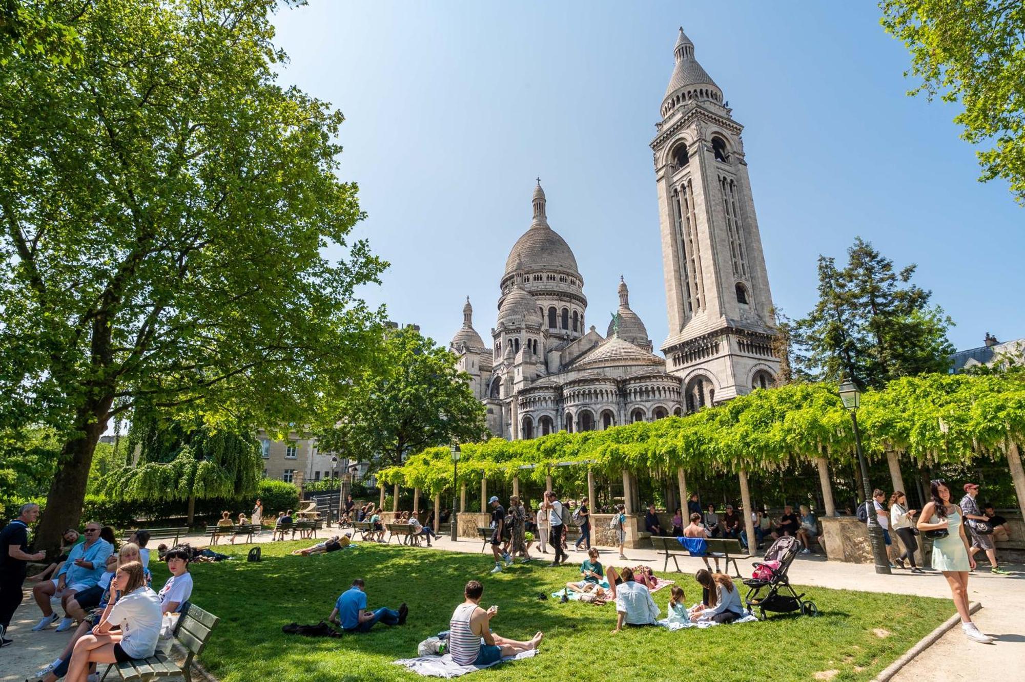 Appartement In Front Of The Sacre Coeur - 2 Bedrooms With Elevator Paris