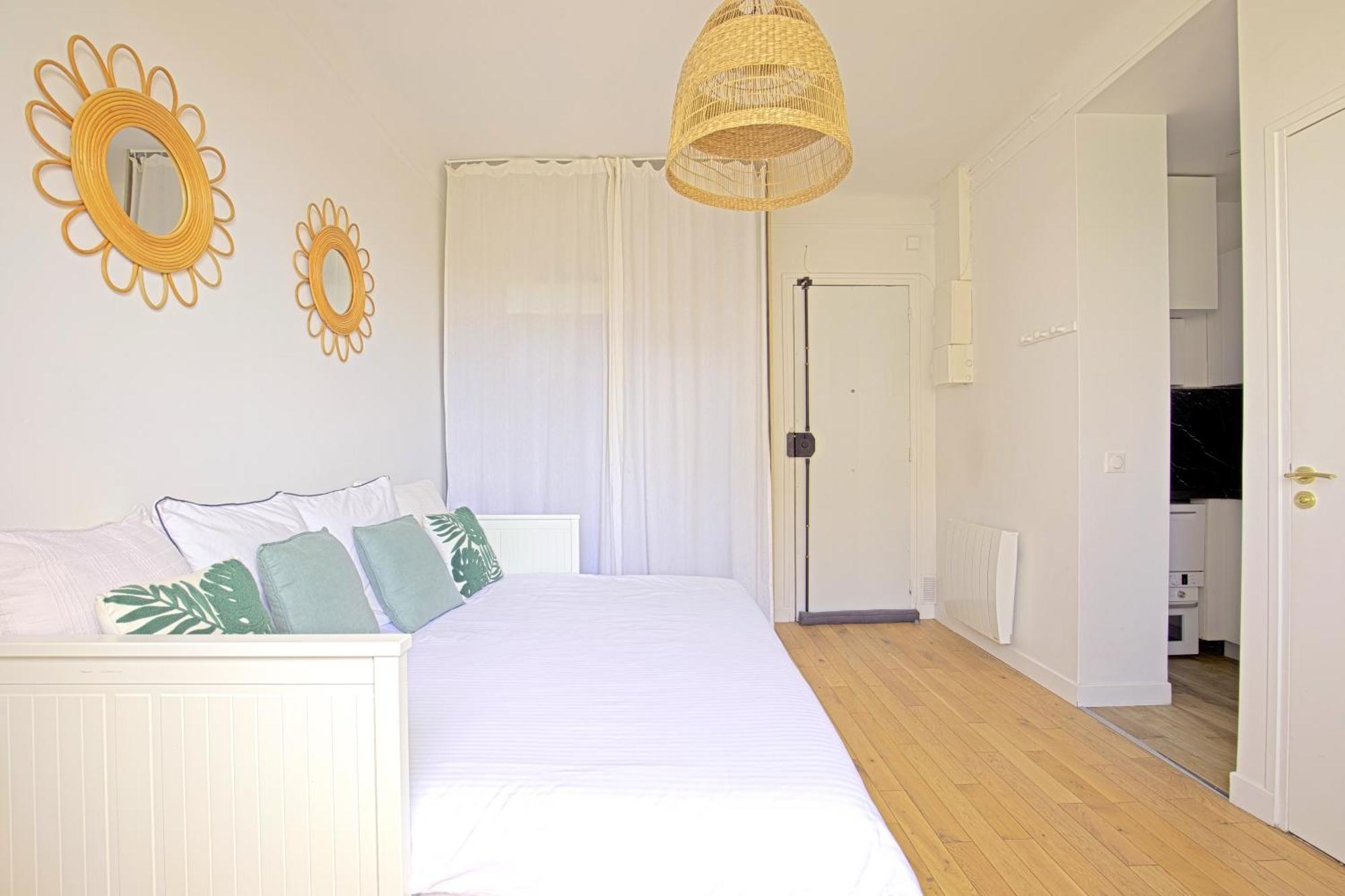 Floor Near Montmartre Apartment