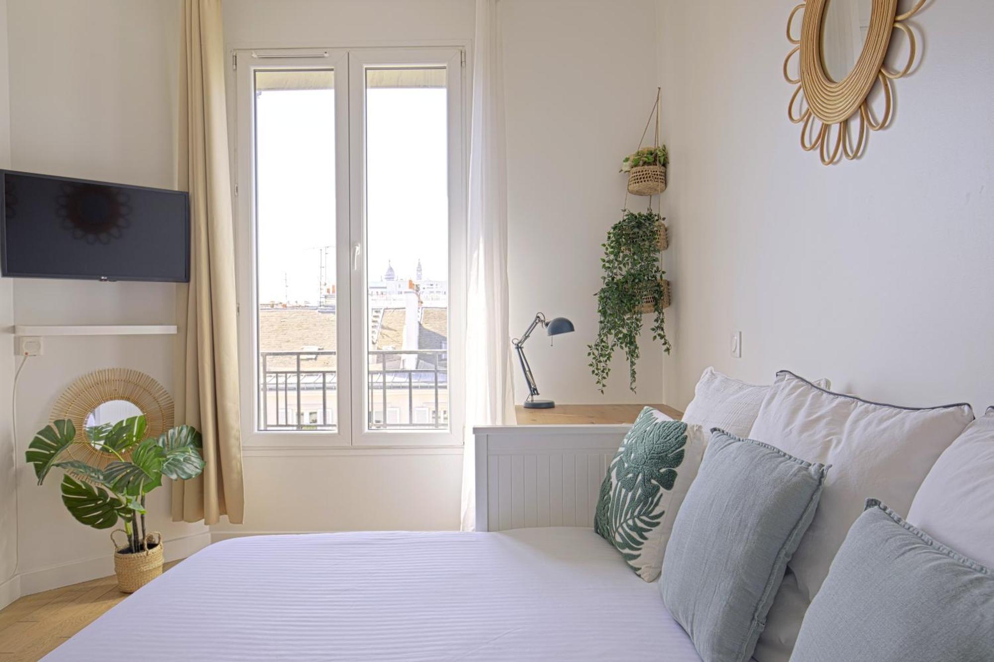 Floor Near Montmartre Apartment *
