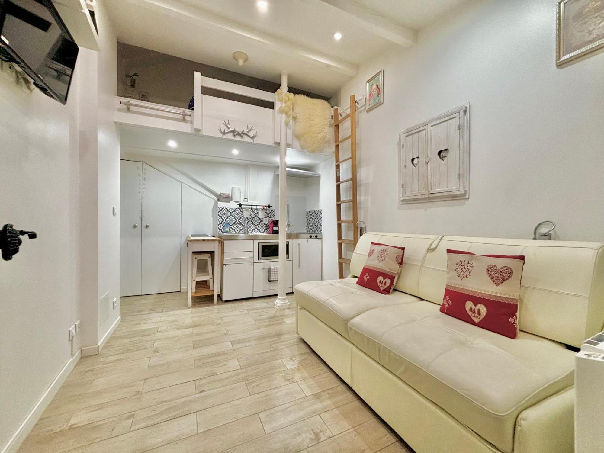 Superb Tiny House In Heart Of 1st! Paris