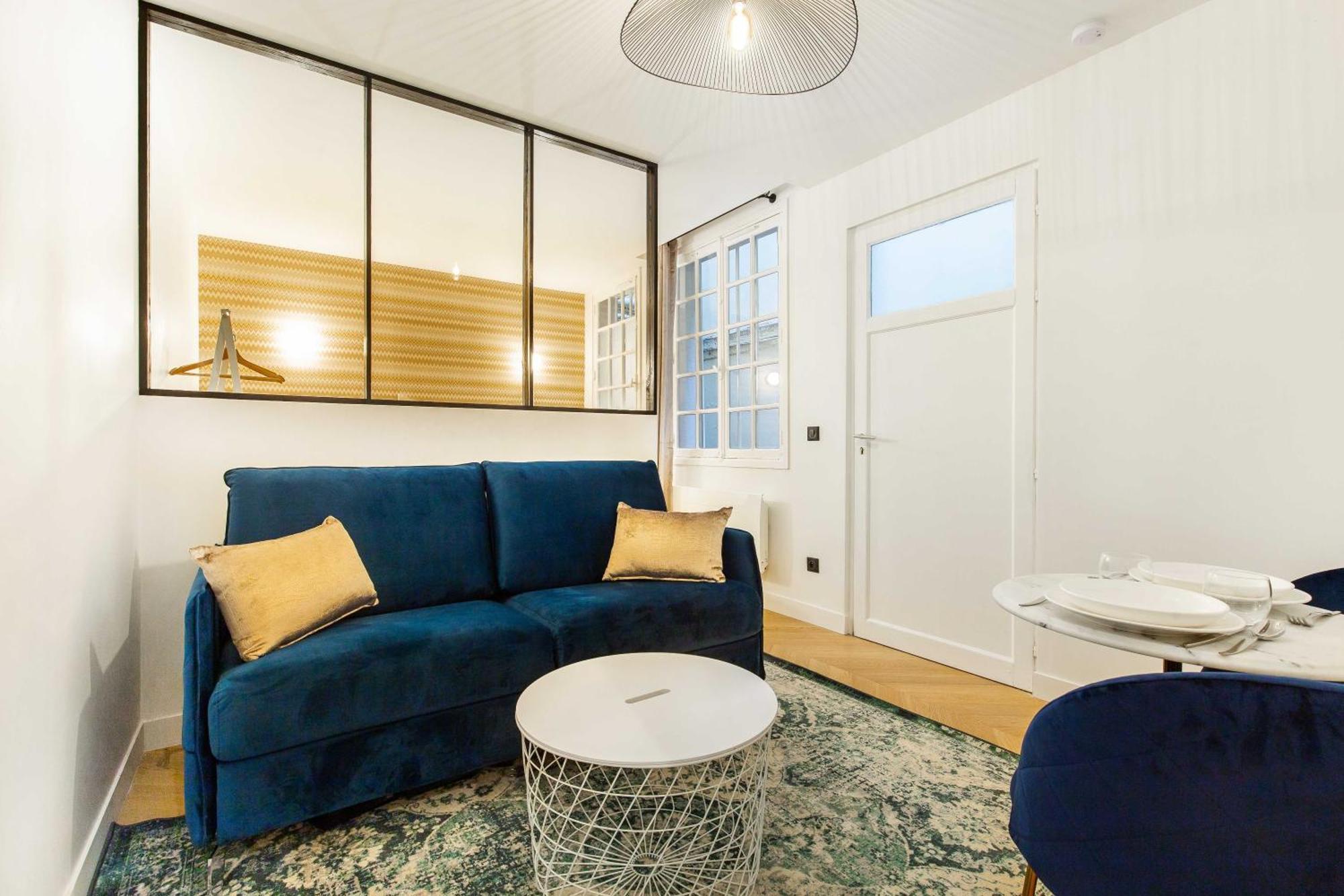 Chic In The Prestigious Saint Honore Appartement